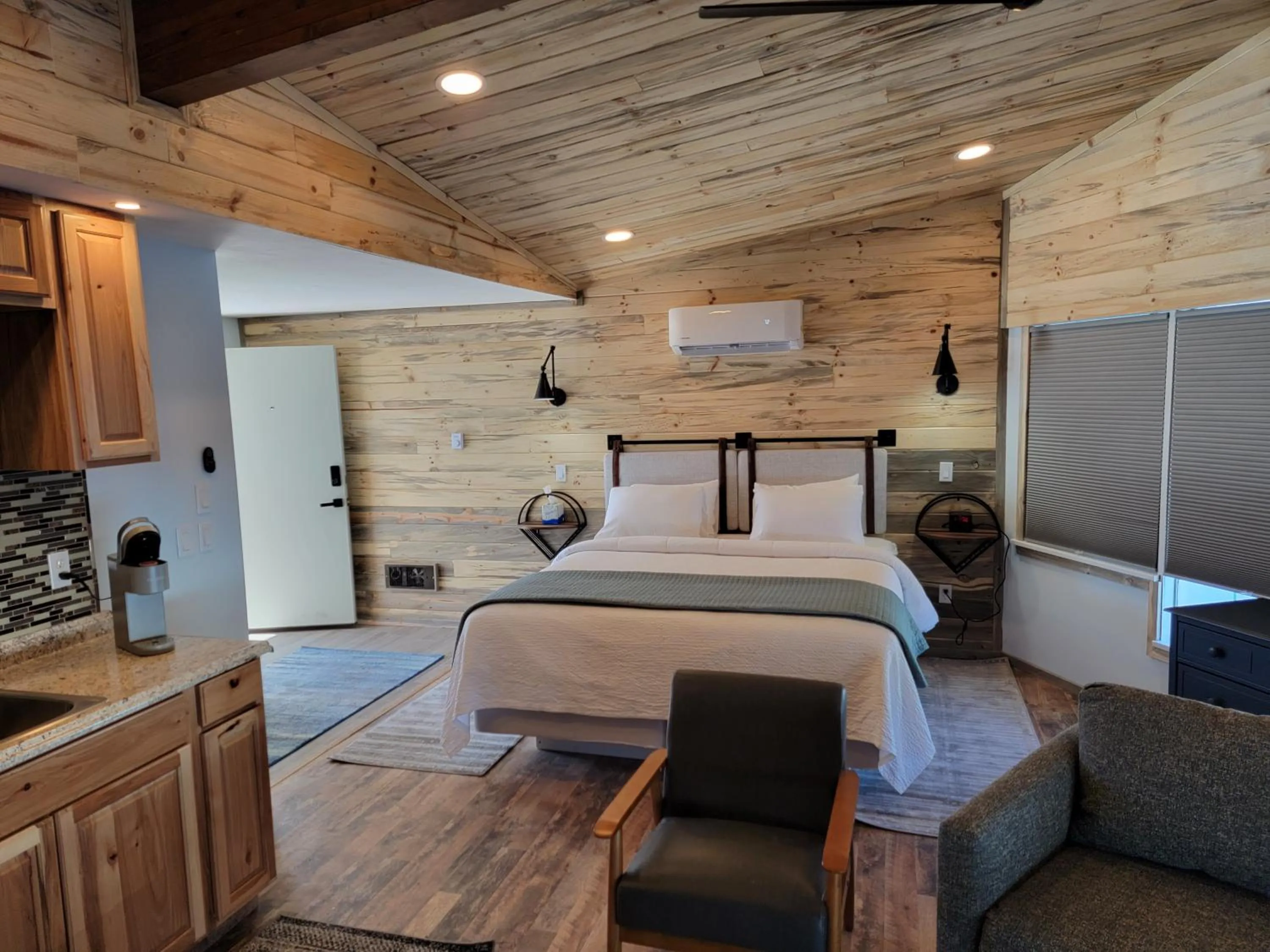 Bedroom, Bed in Silver Ridge Lodge