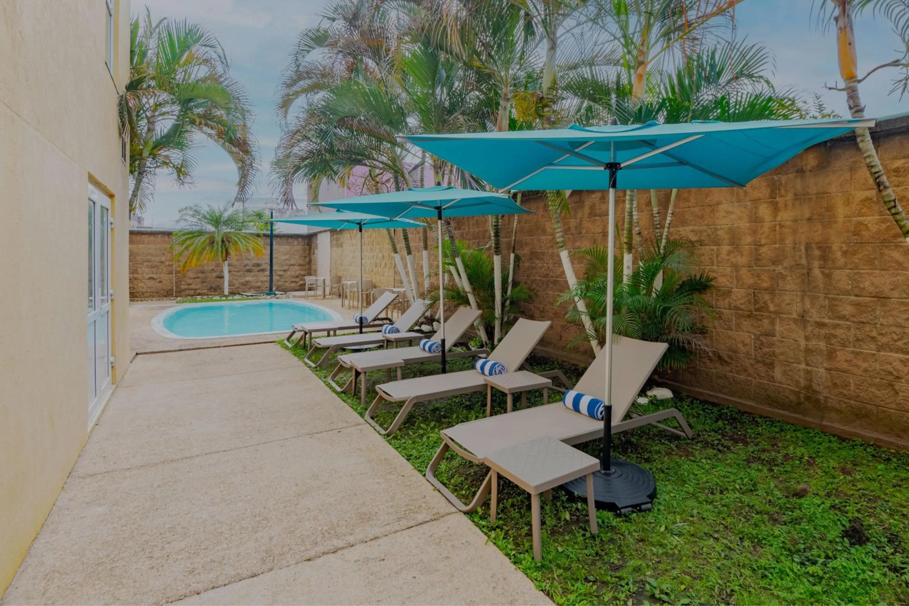 Swimming pool in City Express by Marriott Minatitlán