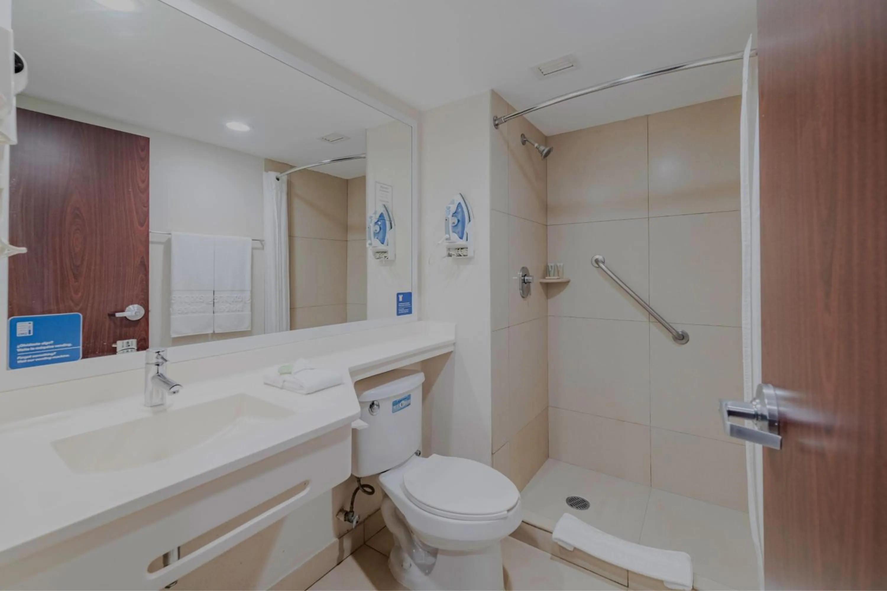 Bathroom in City Express by Marriott Minatitlán