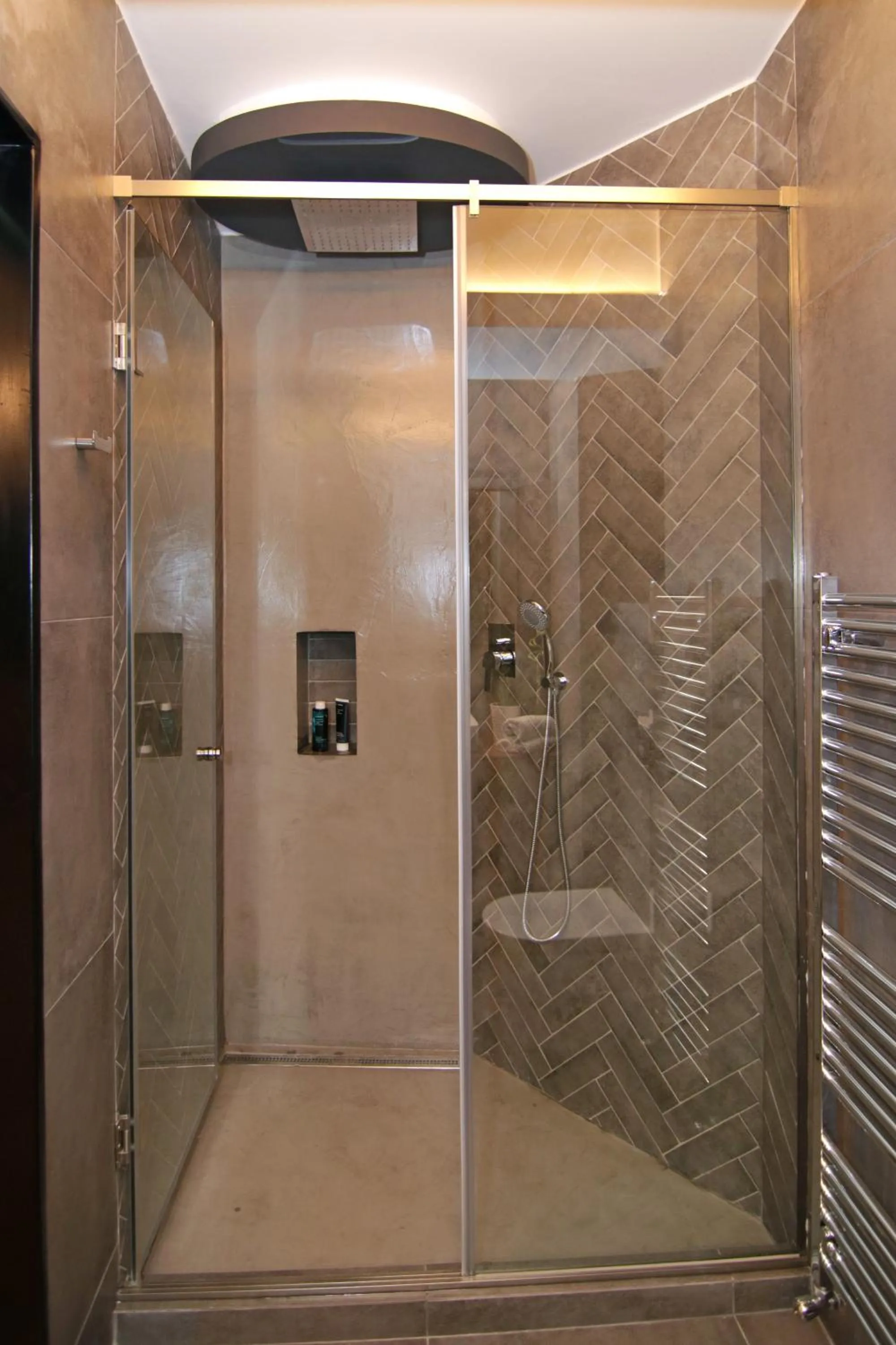 Shower in The 4 Travellers Thessaloniki