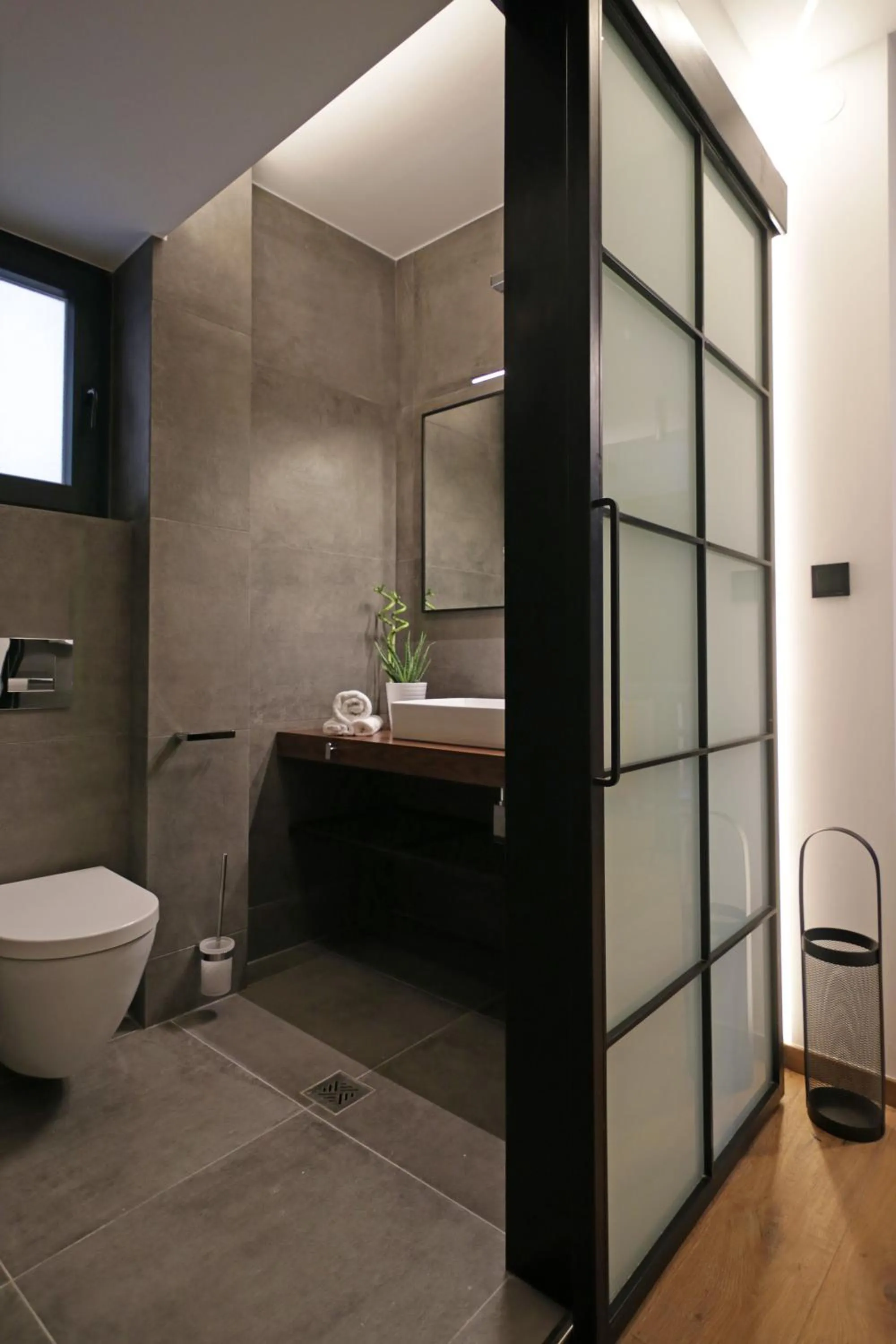 Toilet in The 4 Travellers Thessaloniki