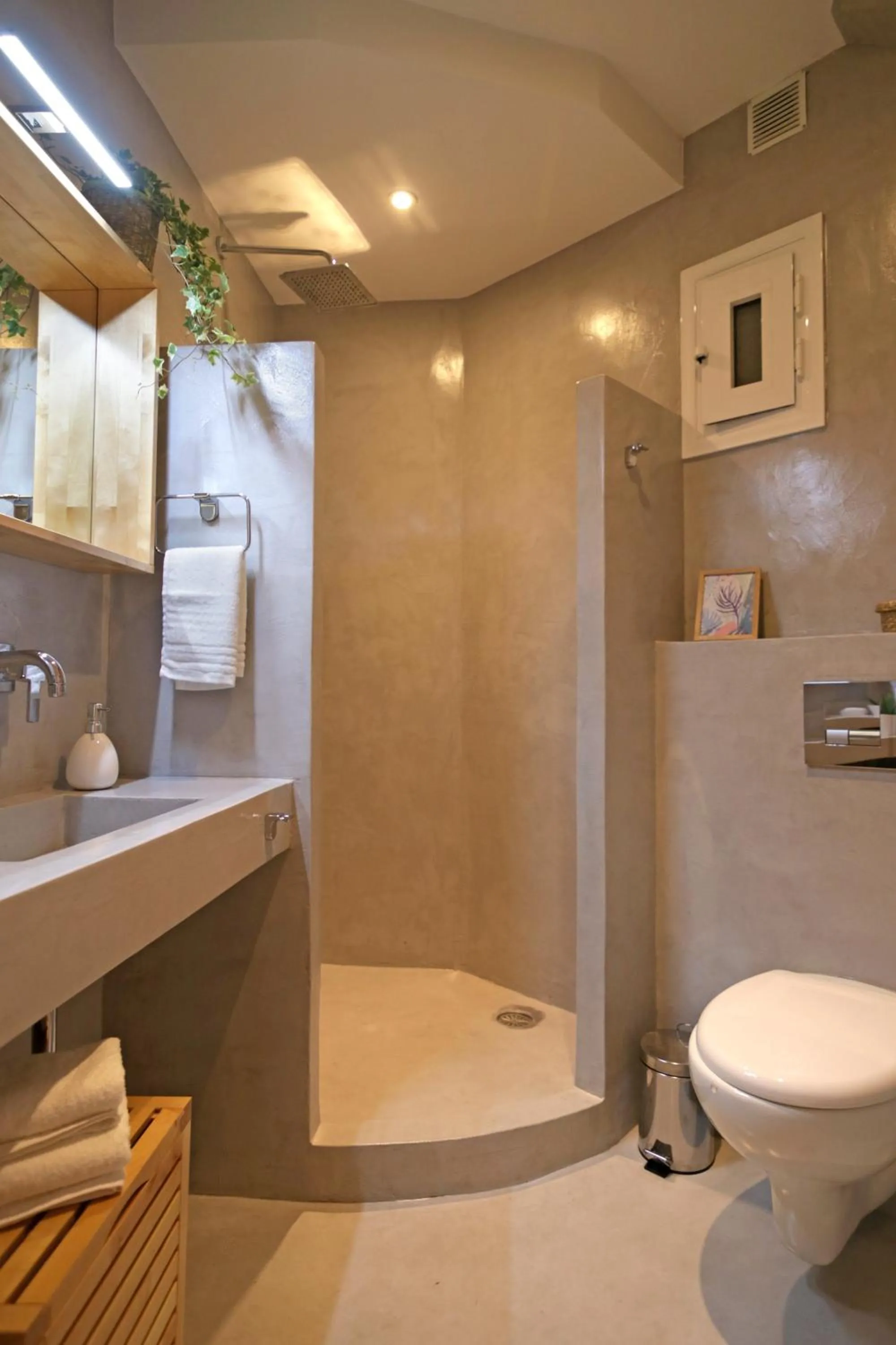 Shower in The 4 Travellers Thessaloniki