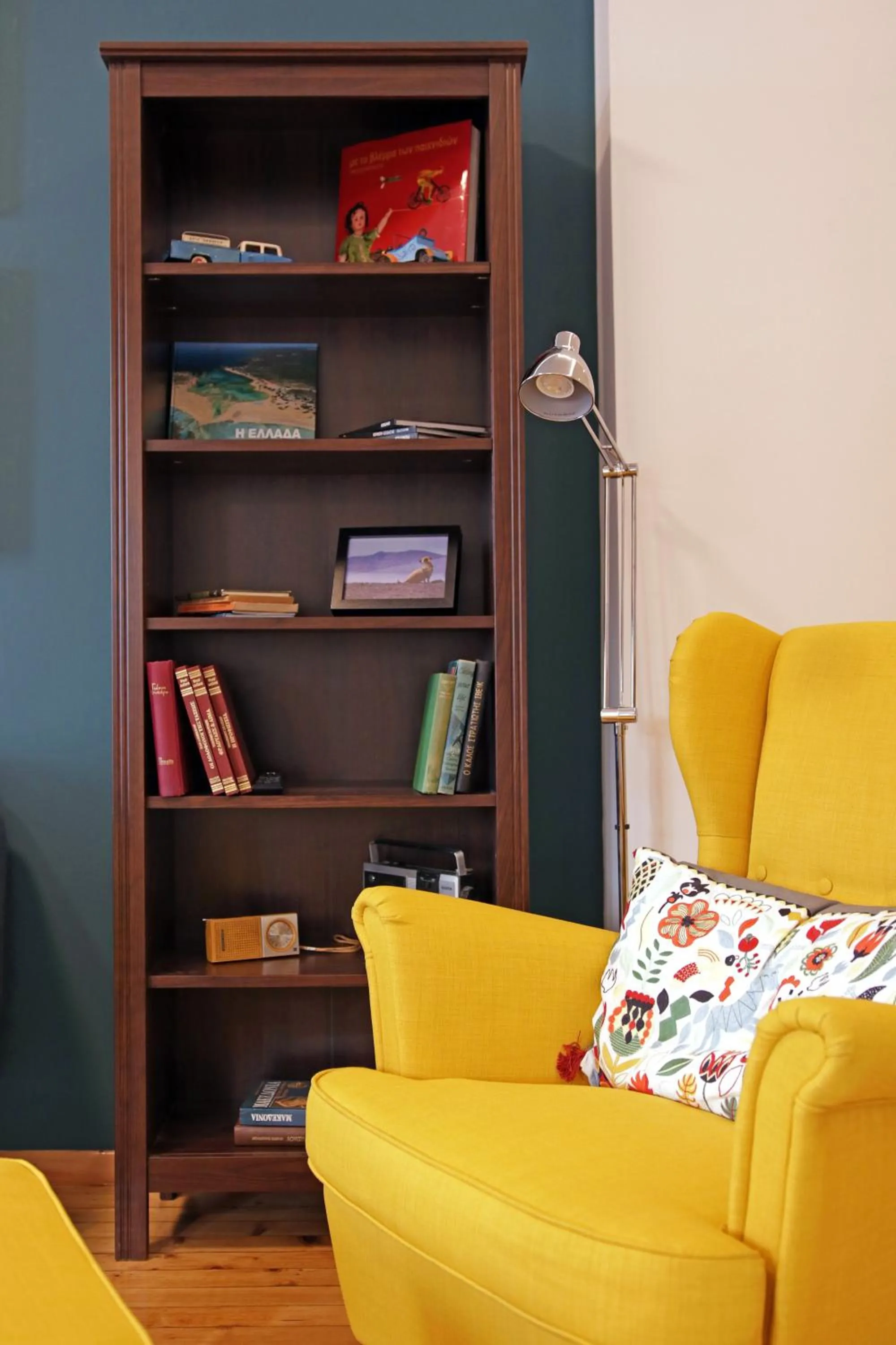 Library in The 4 Travellers Thessaloniki