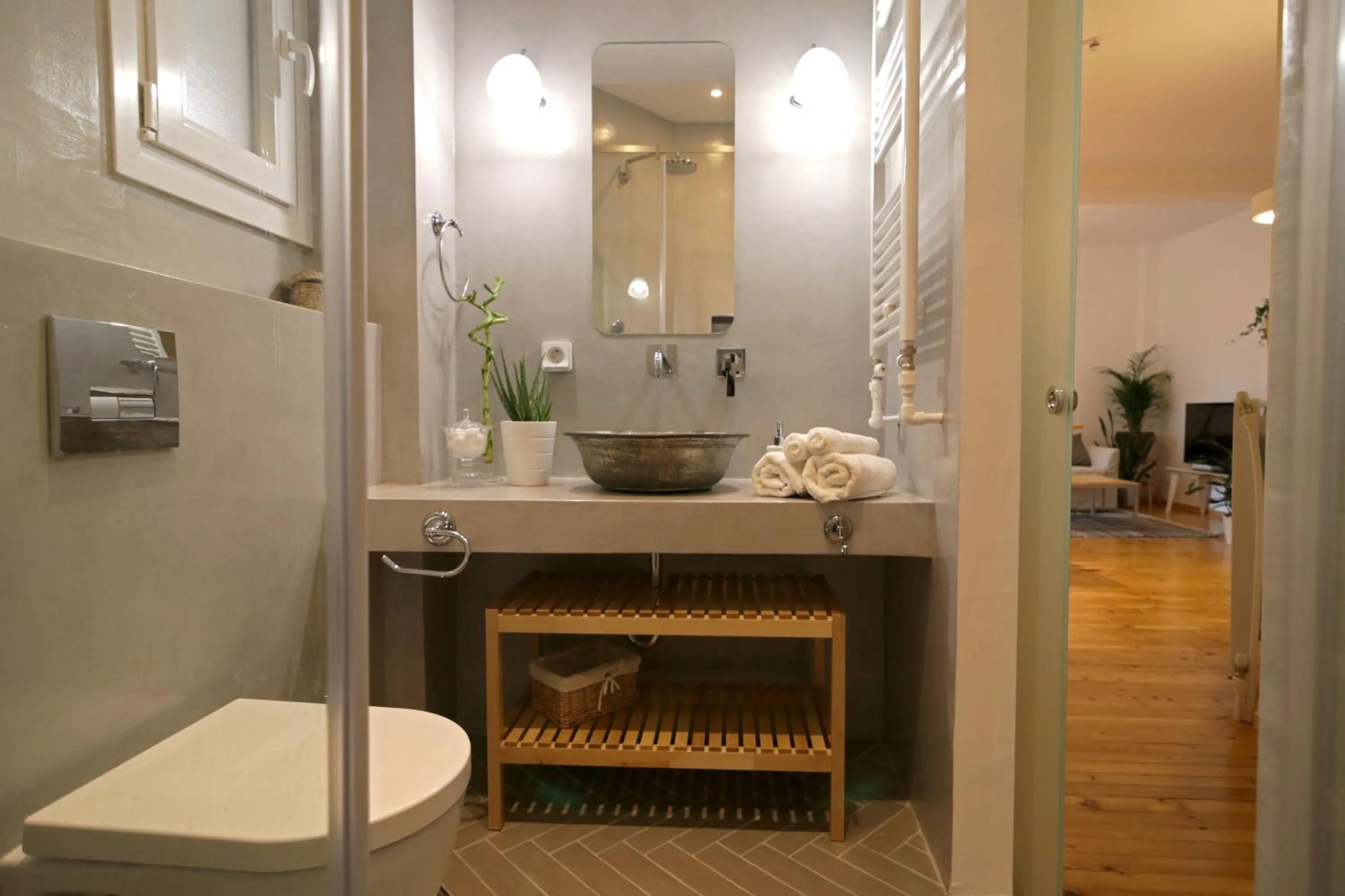 Shower in The 4 Travellers Thessaloniki