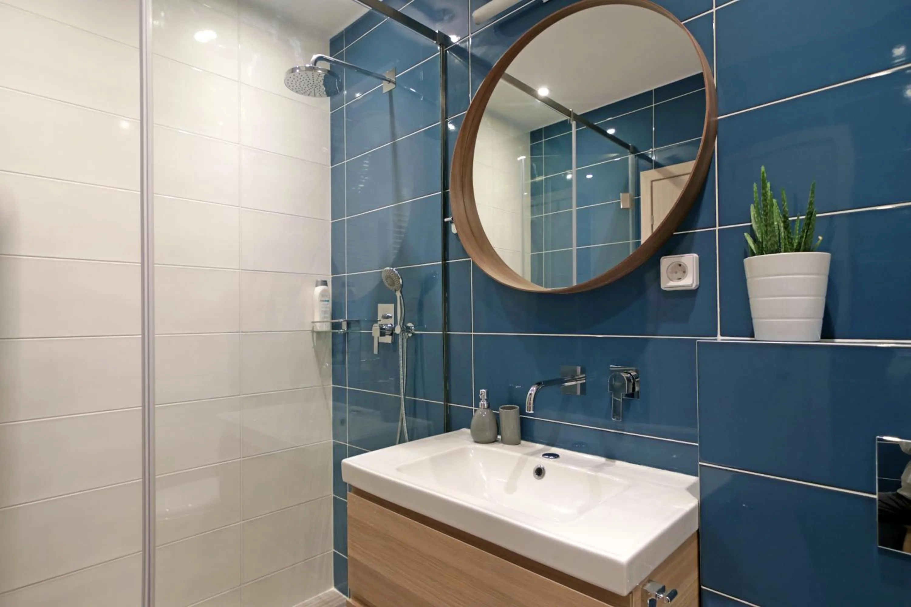 Shower in The 4 Travellers Thessaloniki