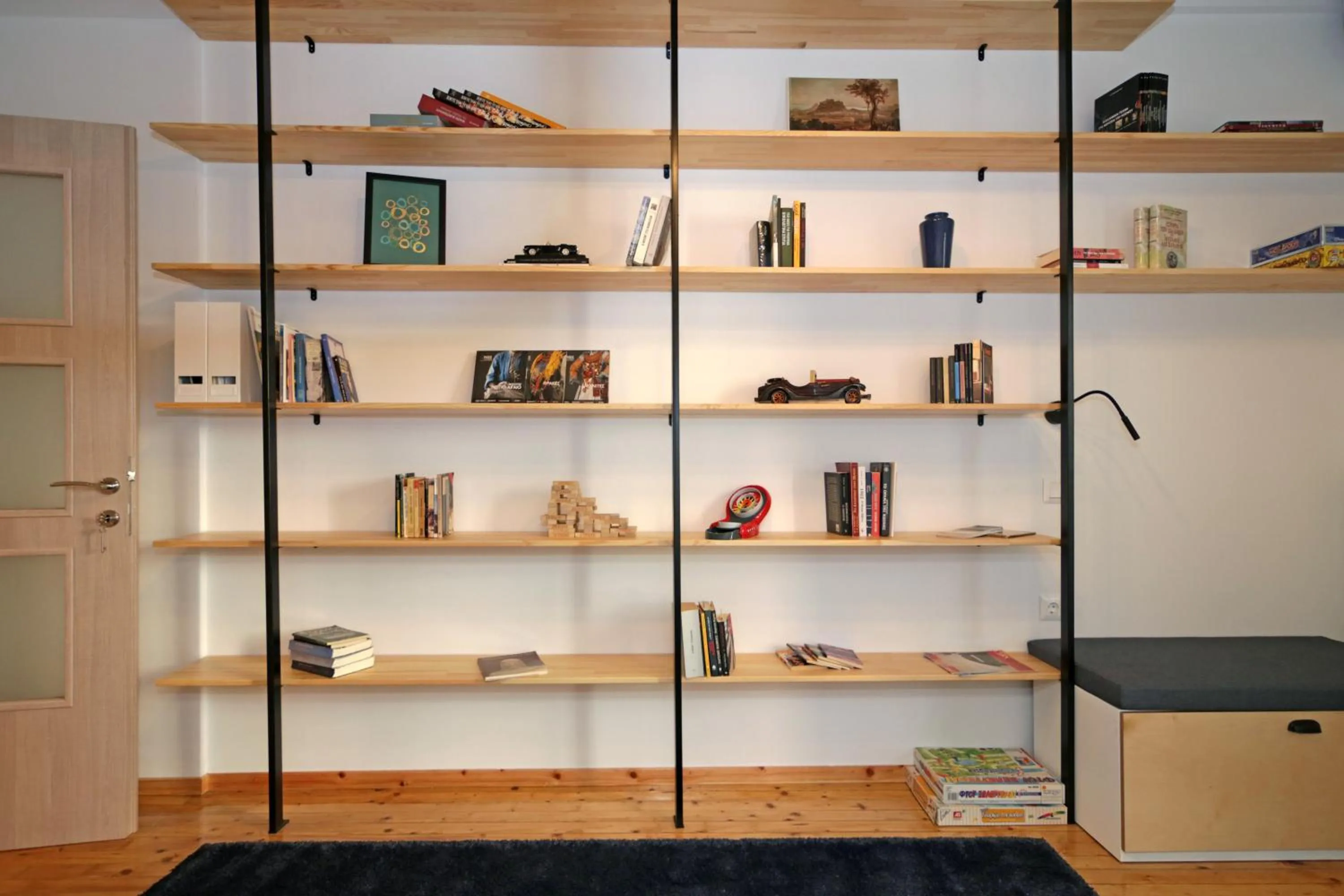 Library in The 4 Travellers Thessaloniki