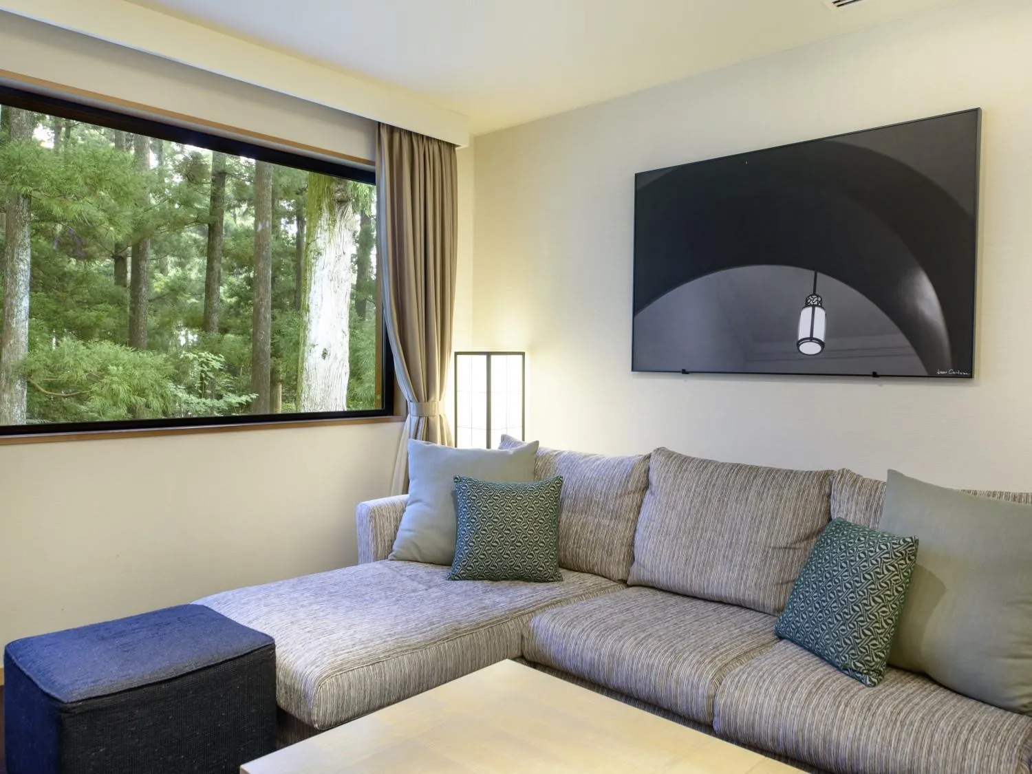 Seating area in Hakone Suishoen