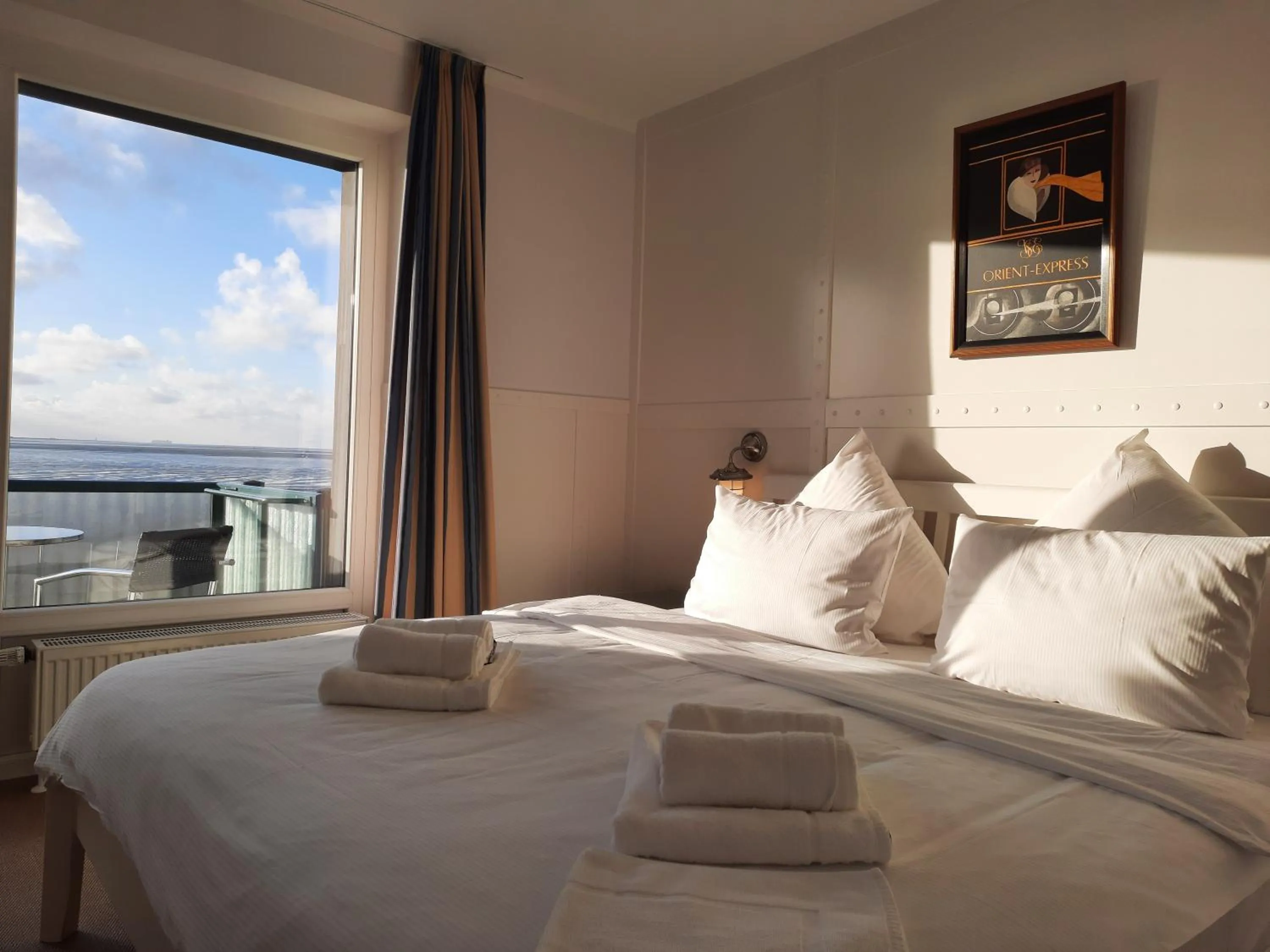 Balcony/Terrace, Bed in Beachhotel Cuxhaven