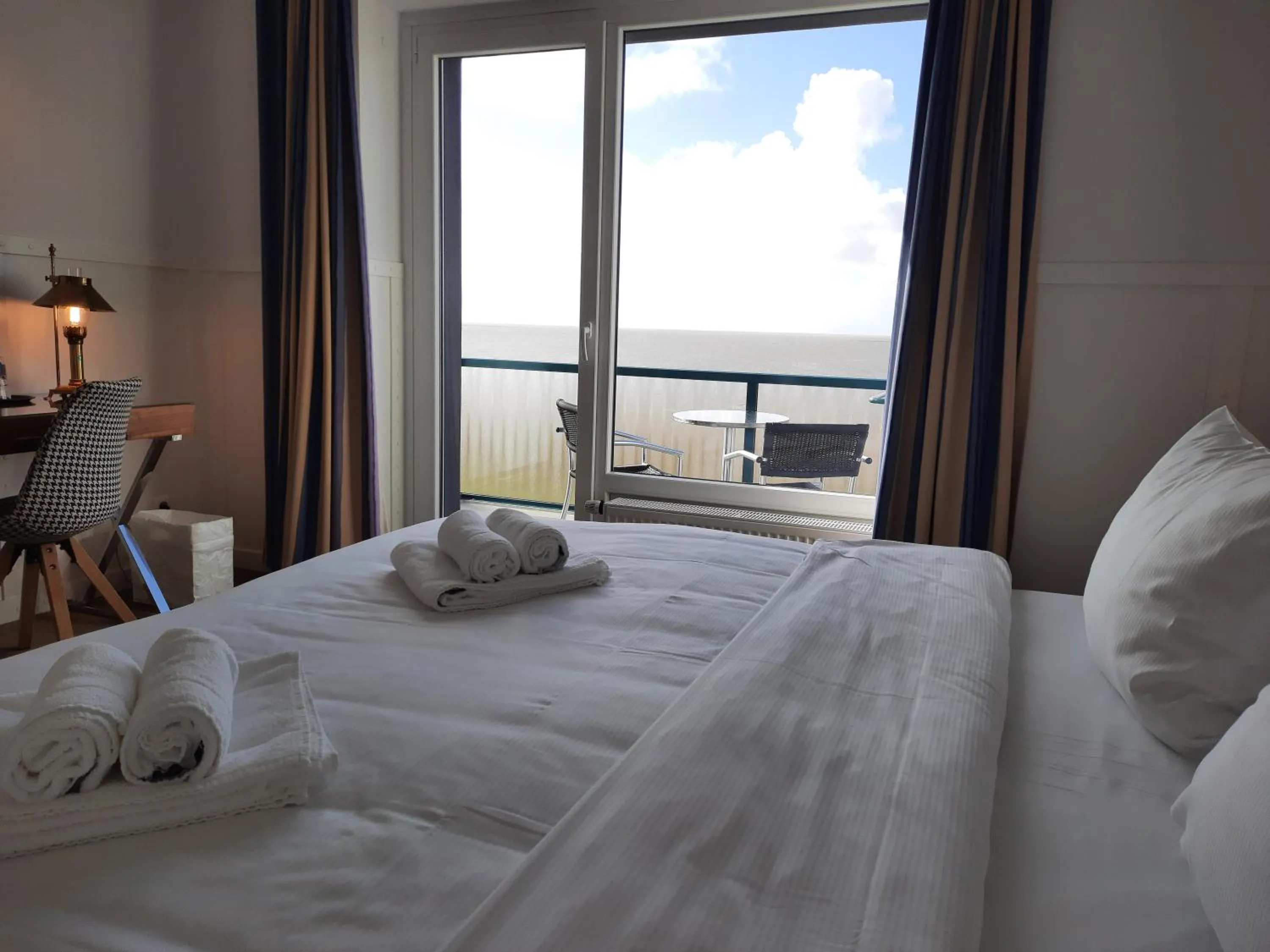 Sea view, Bed in Beachhotel Cuxhaven
