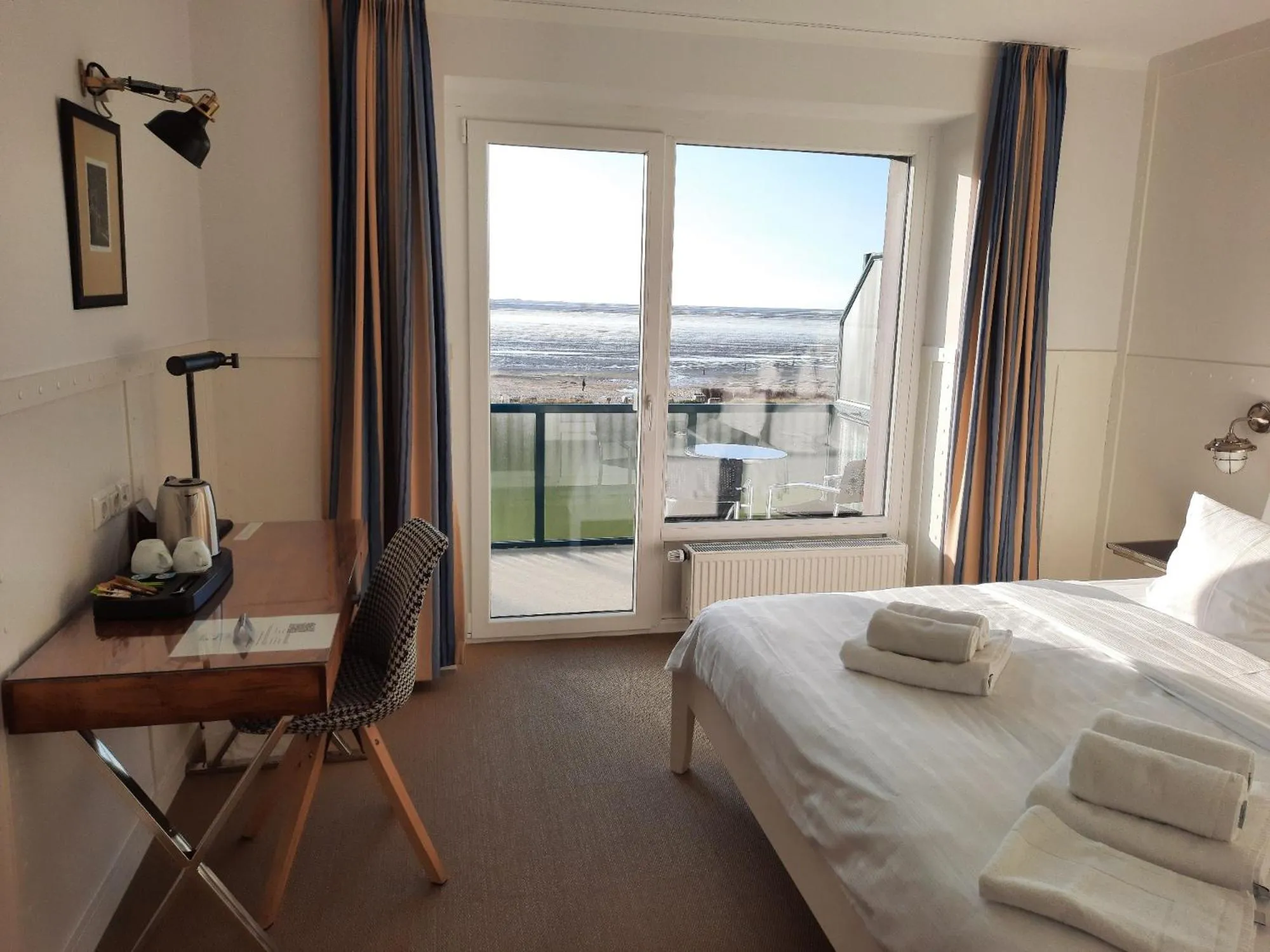 Sea view, Bed in Beachhotel Cuxhaven