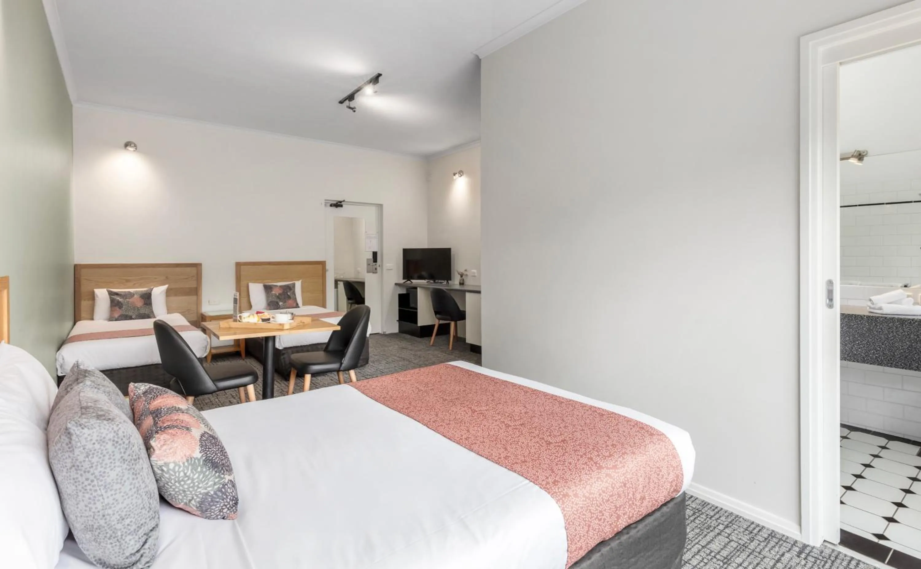 Photo of the whole room, Bed in BEST WESTERN Geelong Motor Inn & Serviced Apartments