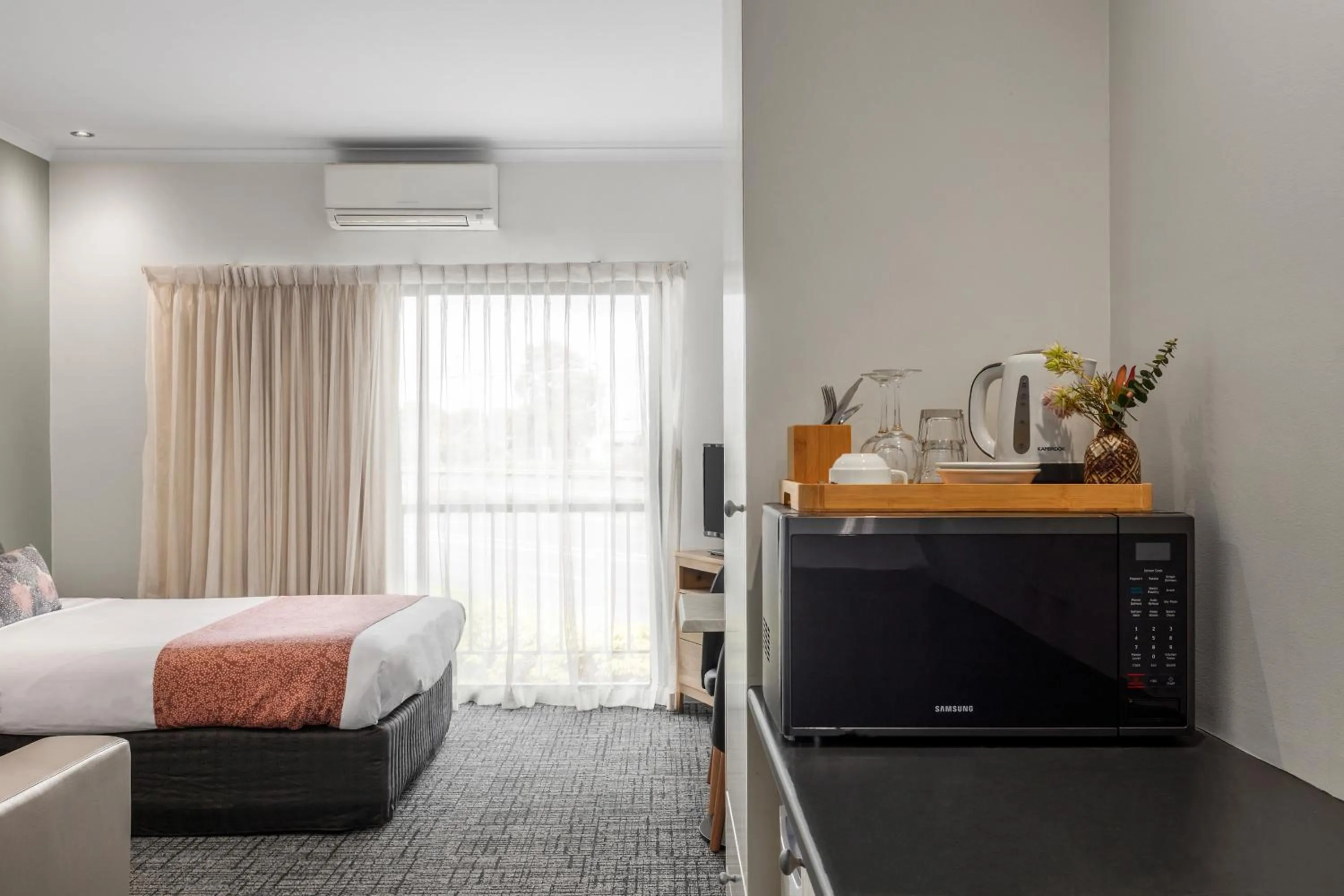 microwave, Bed in BEST WESTERN Geelong Motor Inn & Serviced Apartments