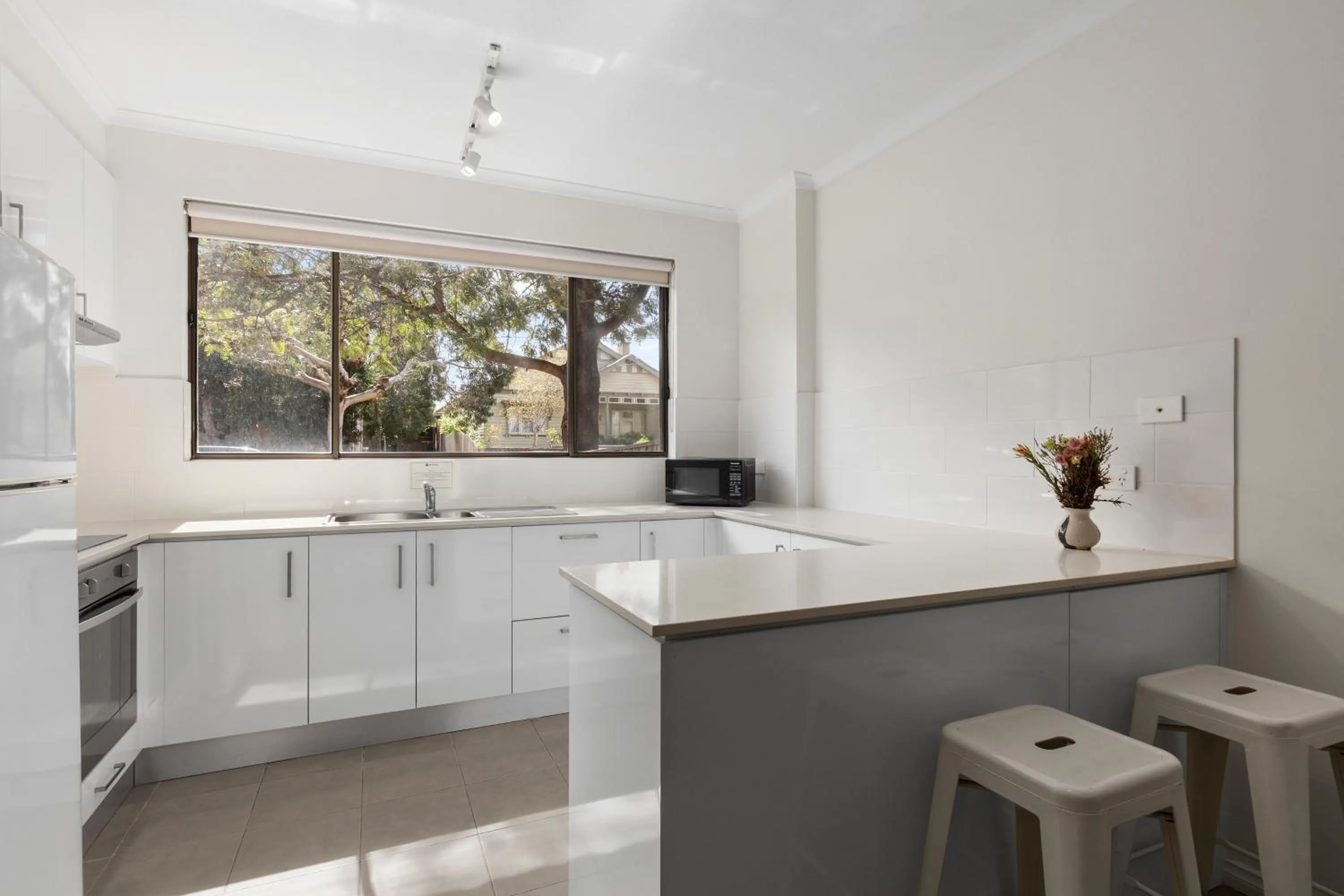 Kitchen or kitchenette in BEST WESTERN Geelong Motor Inn & Serviced Apartments