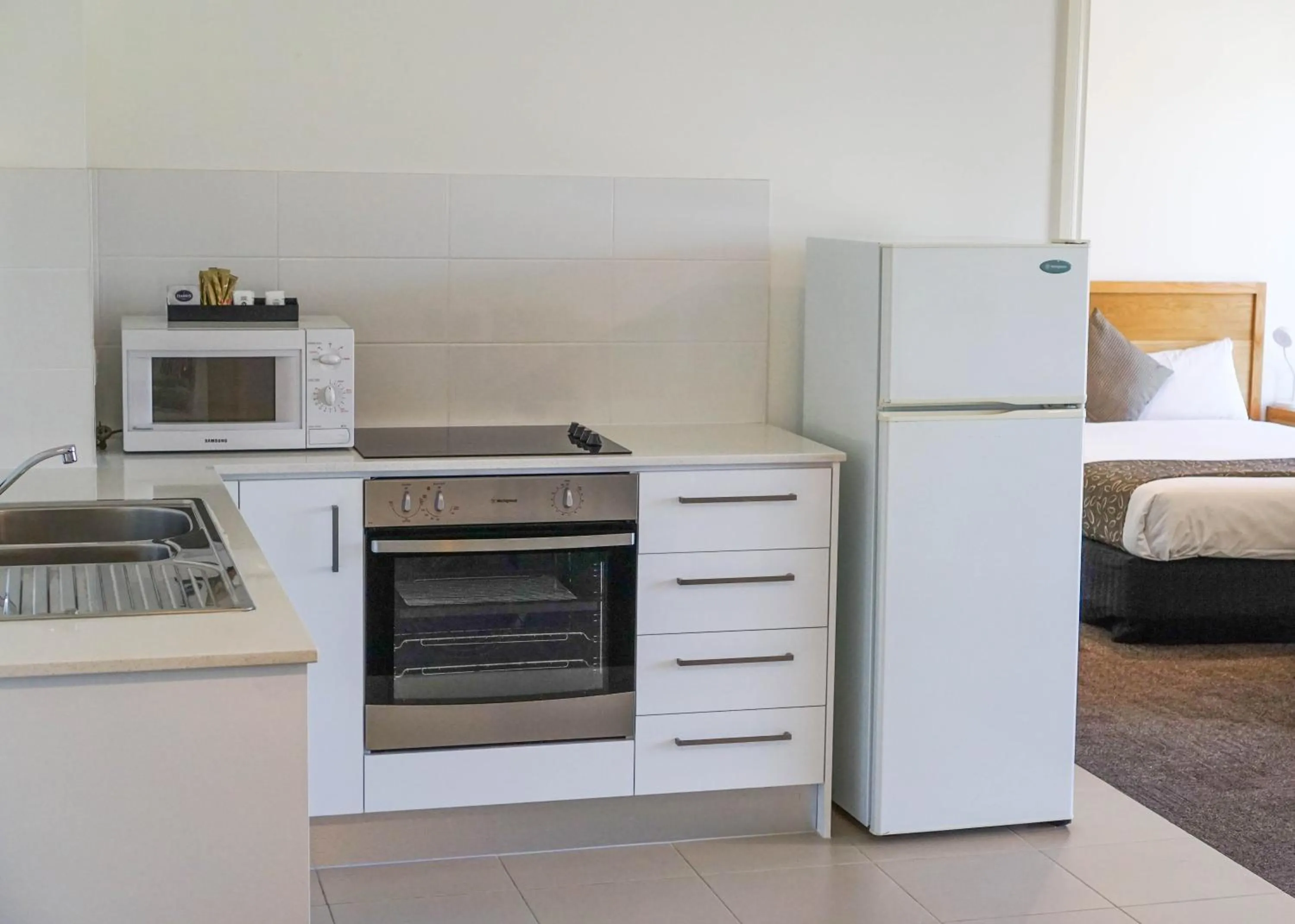 Kitchen or kitchenette in BEST WESTERN Geelong Motor Inn & Serviced Apartments