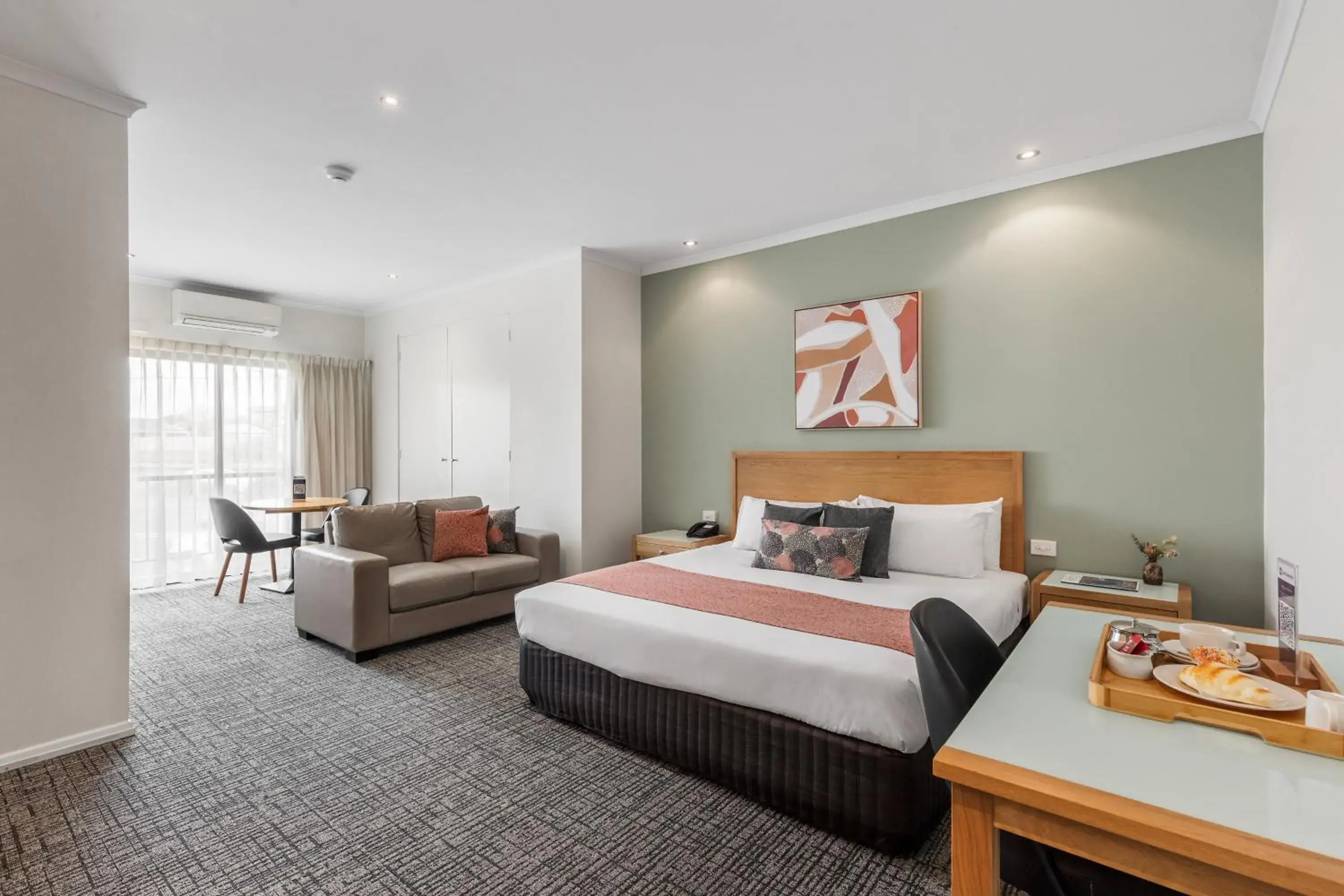 Superior King Room with Spa Bath in BEST WESTERN Geelong Motor Inn & Serviced Apartments Superior King Room with Spa Bath in BEST WESTERN Geelong Motor Inn & Serviced Apartments