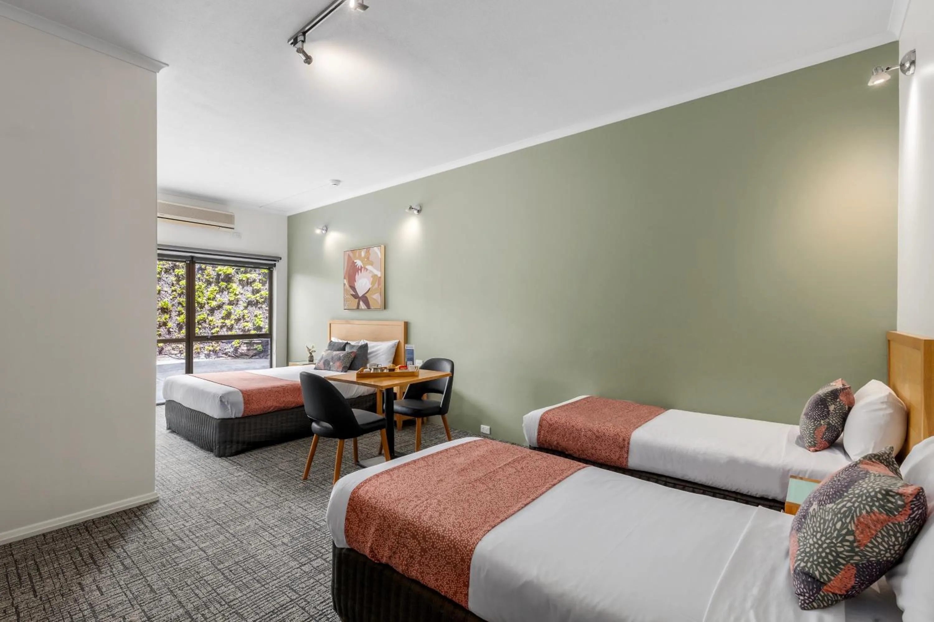 Photo of the whole room, Bed in BEST WESTERN Geelong Motor Inn & Serviced Apartments