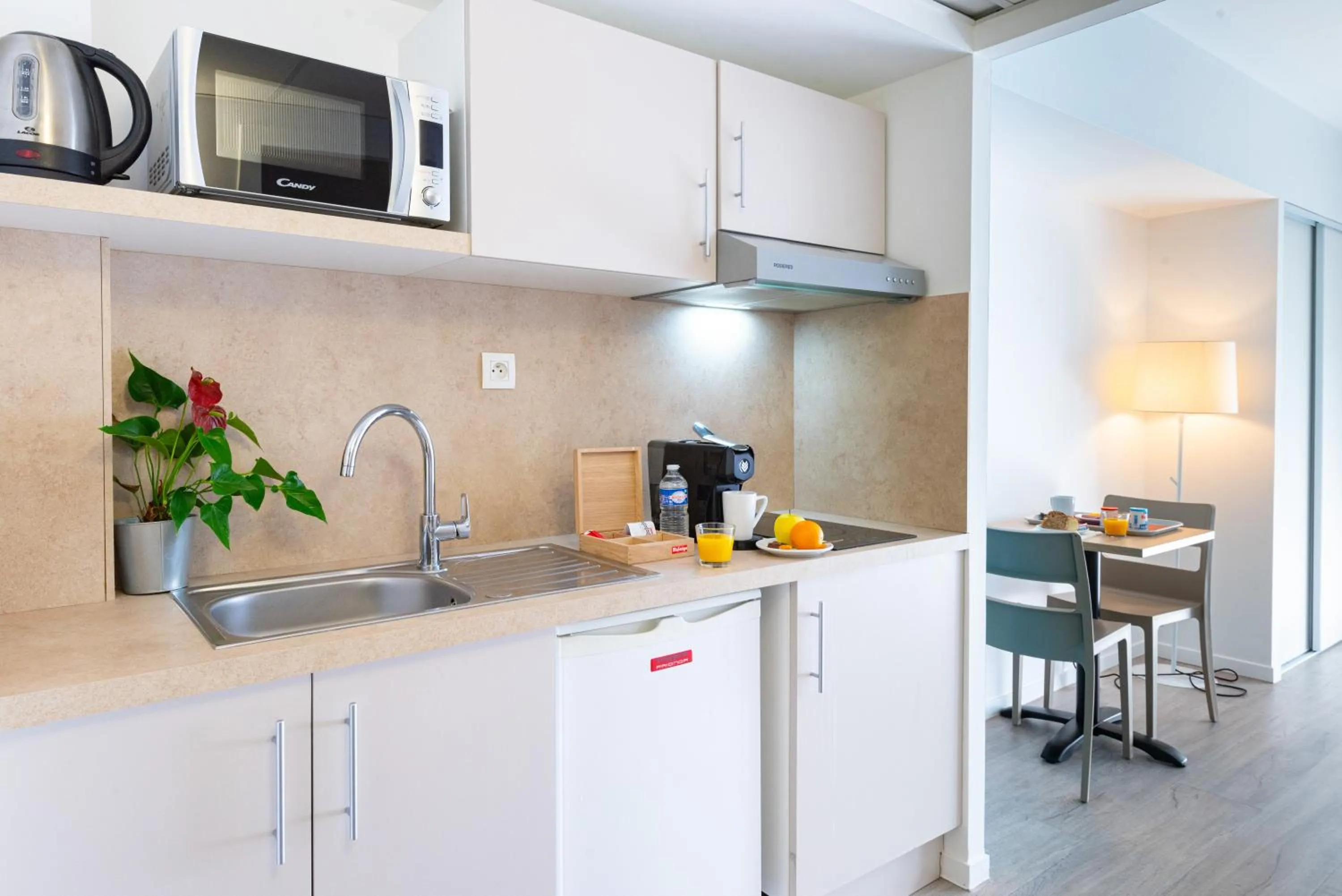 Kitchen or kitchenette in Zenitude Hôtel-Résidences Le Cannet