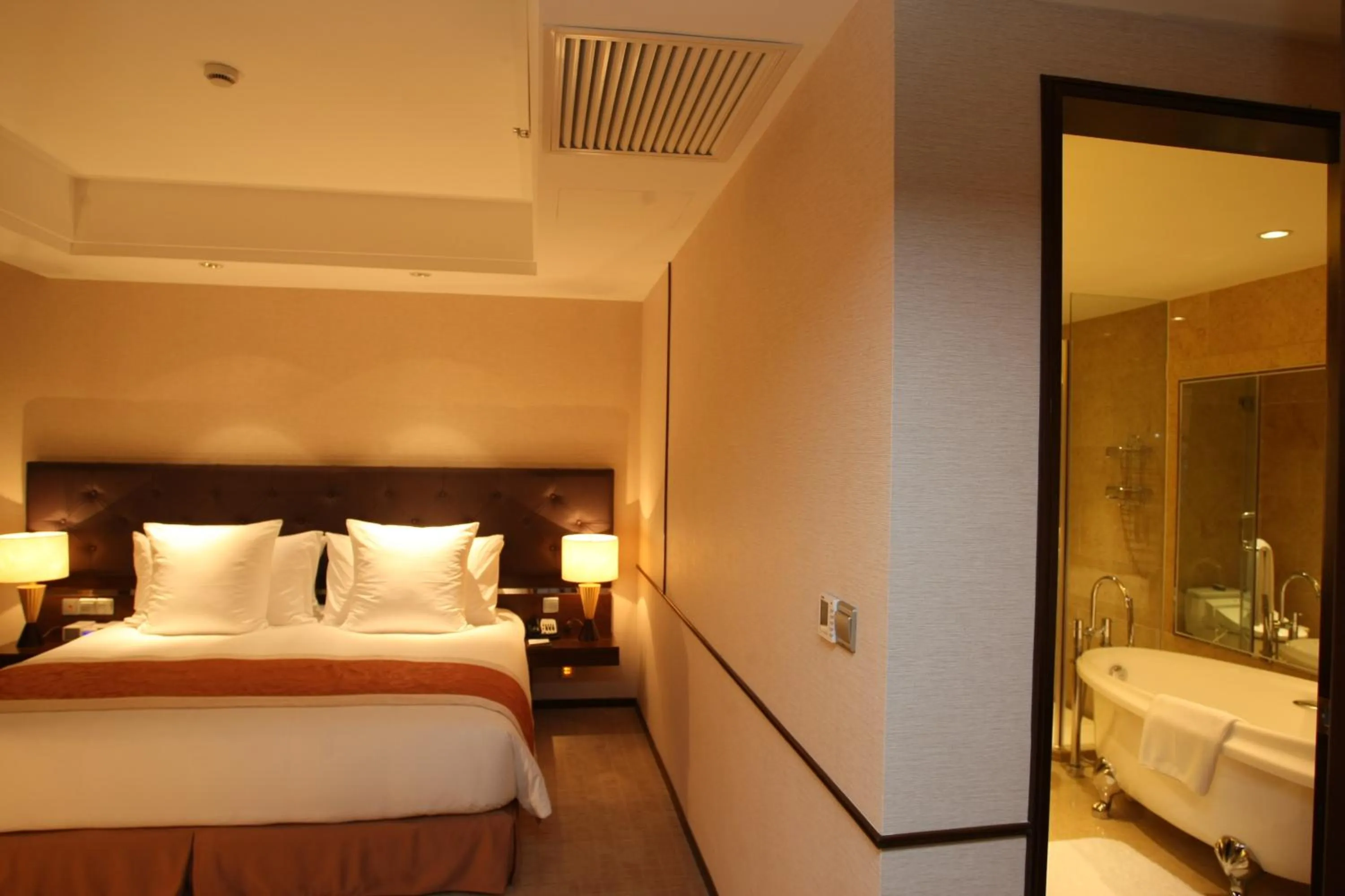 Photo of the whole room, Bed in Millennium Hotel Wuxi