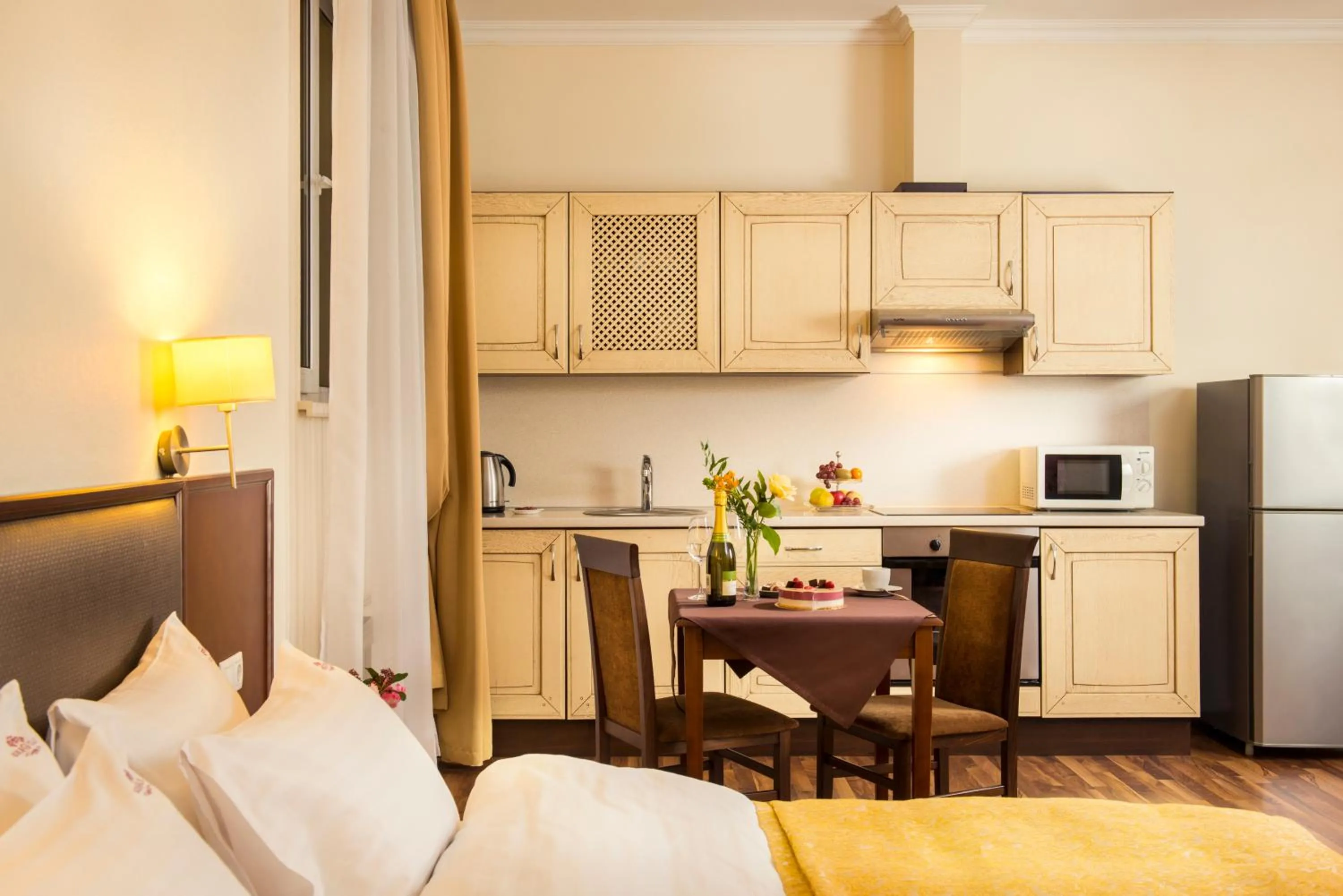 Kitchen or kitchenette, Bed in Greguar Hotel by UHM