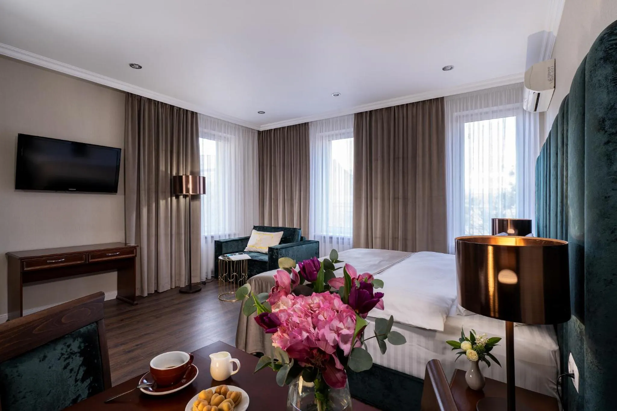 Seating area, Bed in Greguar Hotel by UHM