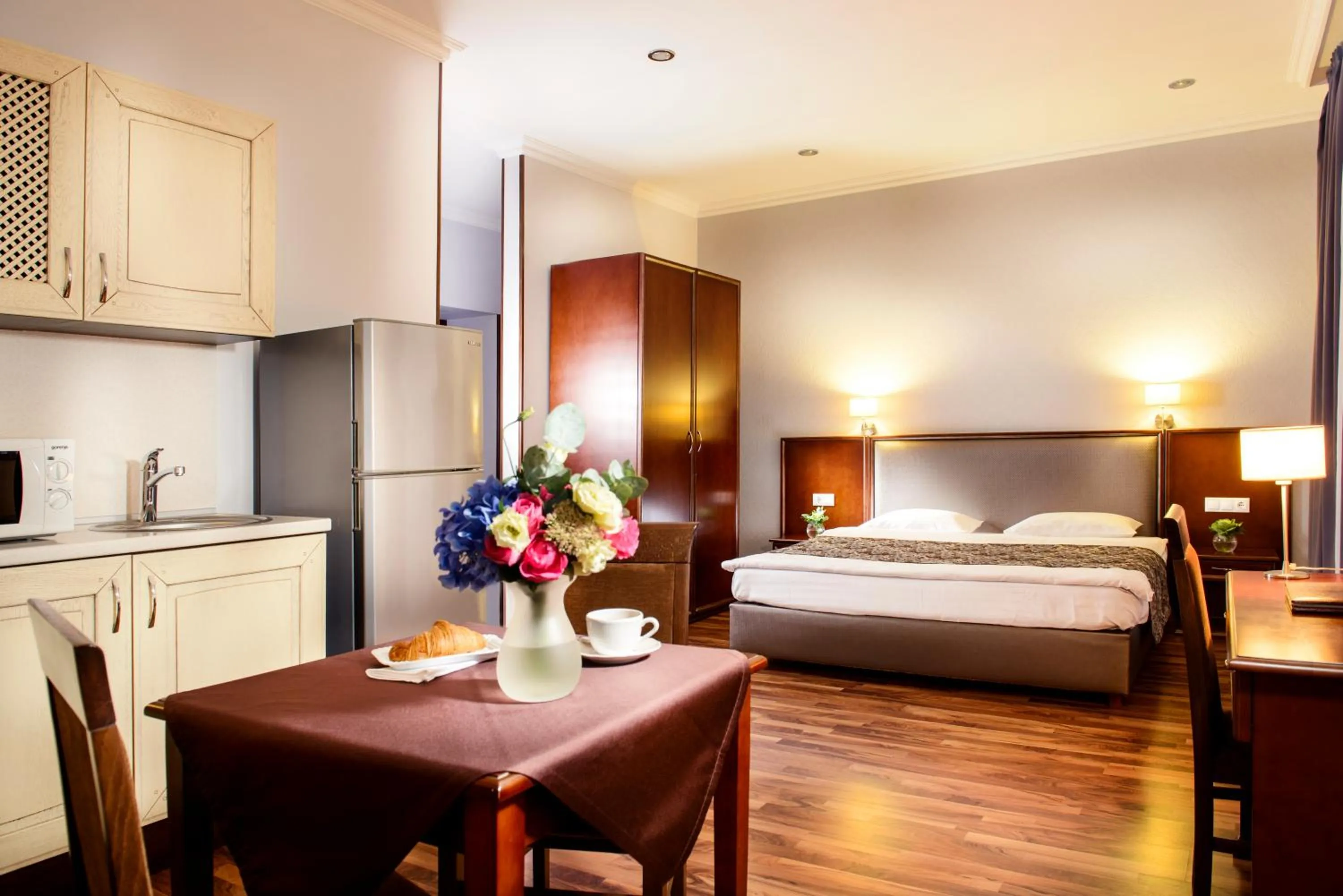 Photo of the whole room, Bed in Greguar Hotel by UHM