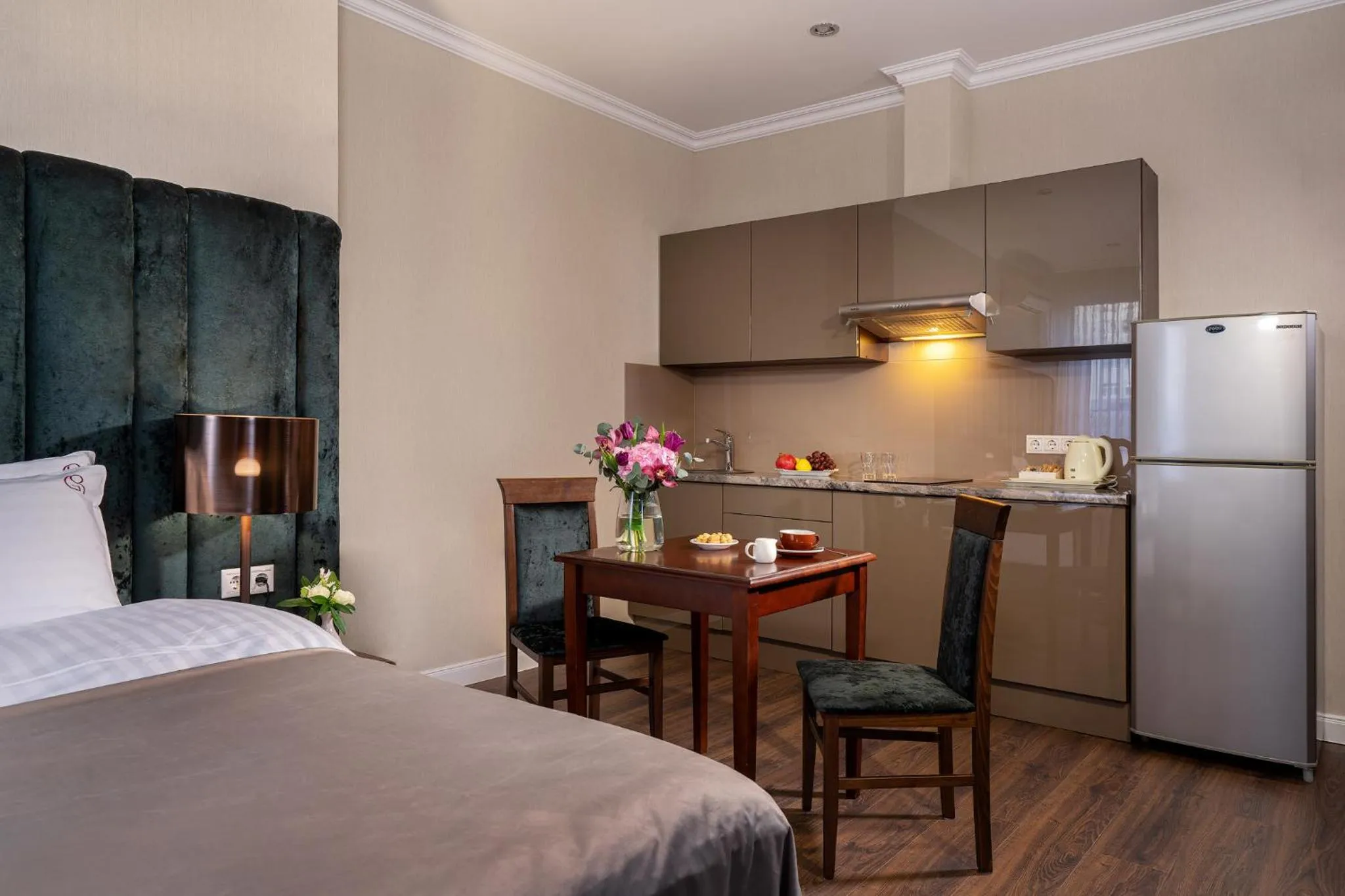 Kitchen or kitchenette, Bed in Greguar Hotel by UHM