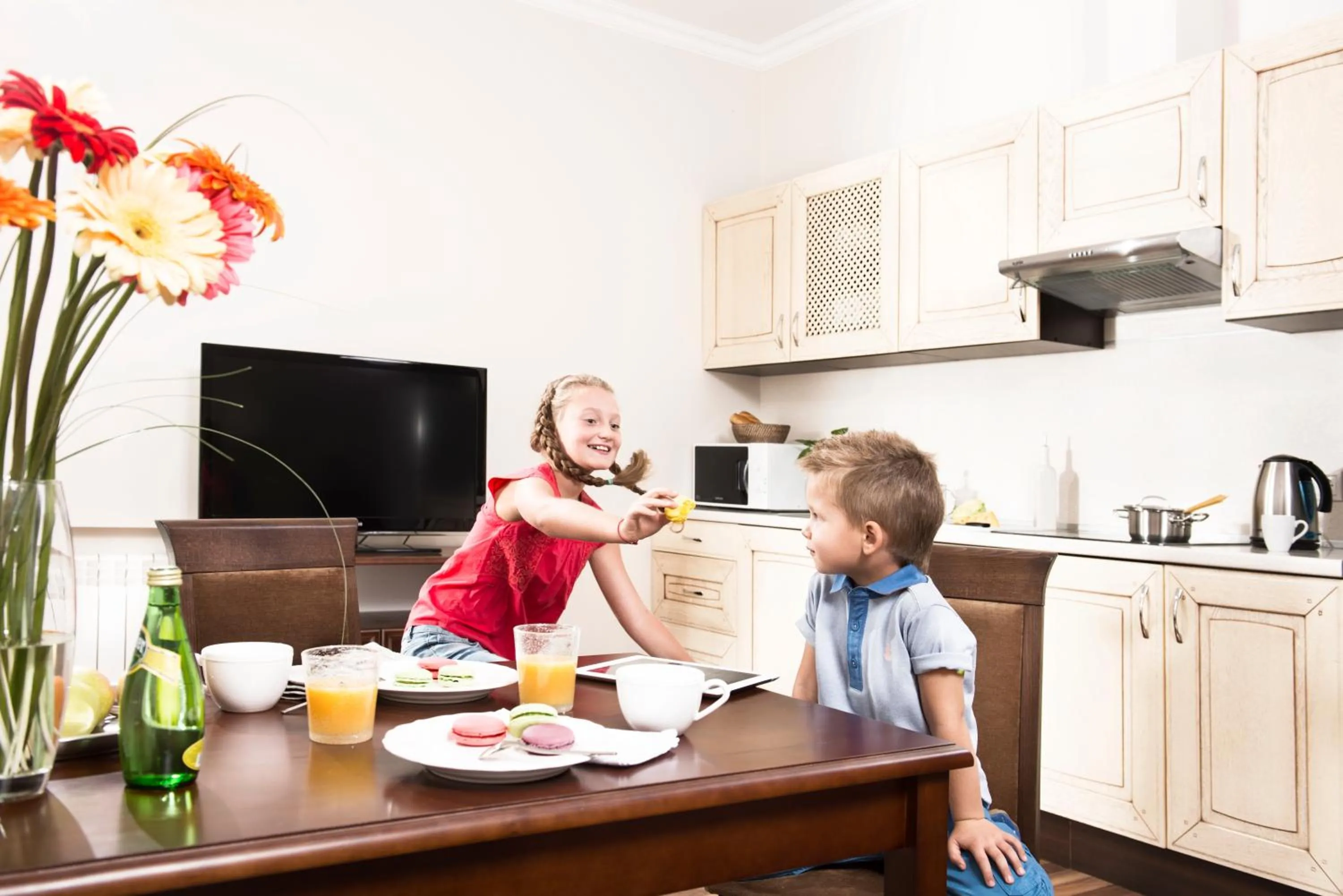 People in Greguar Hotel by UHM