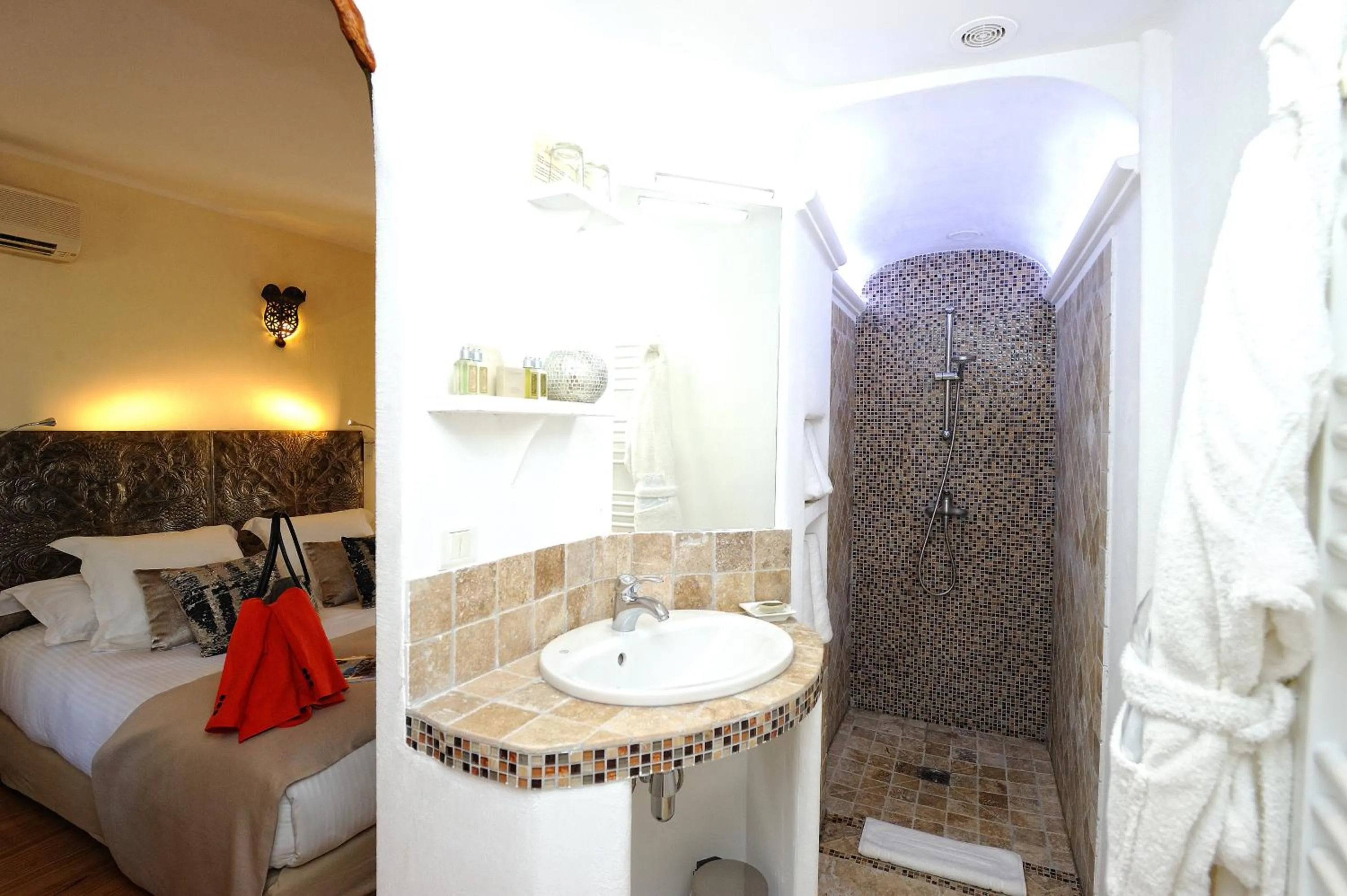 Bathroom, Bed in Lodge de Charme A Cheda