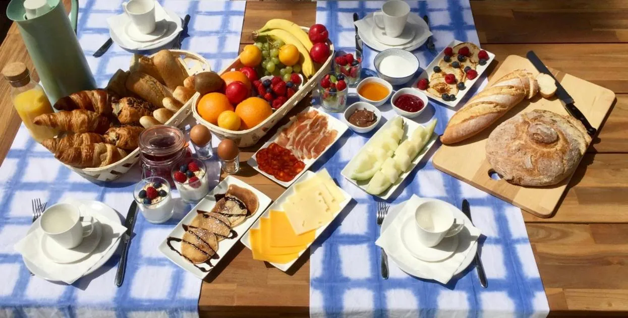 Continental breakfast in B&B Villa Pinos Málaga