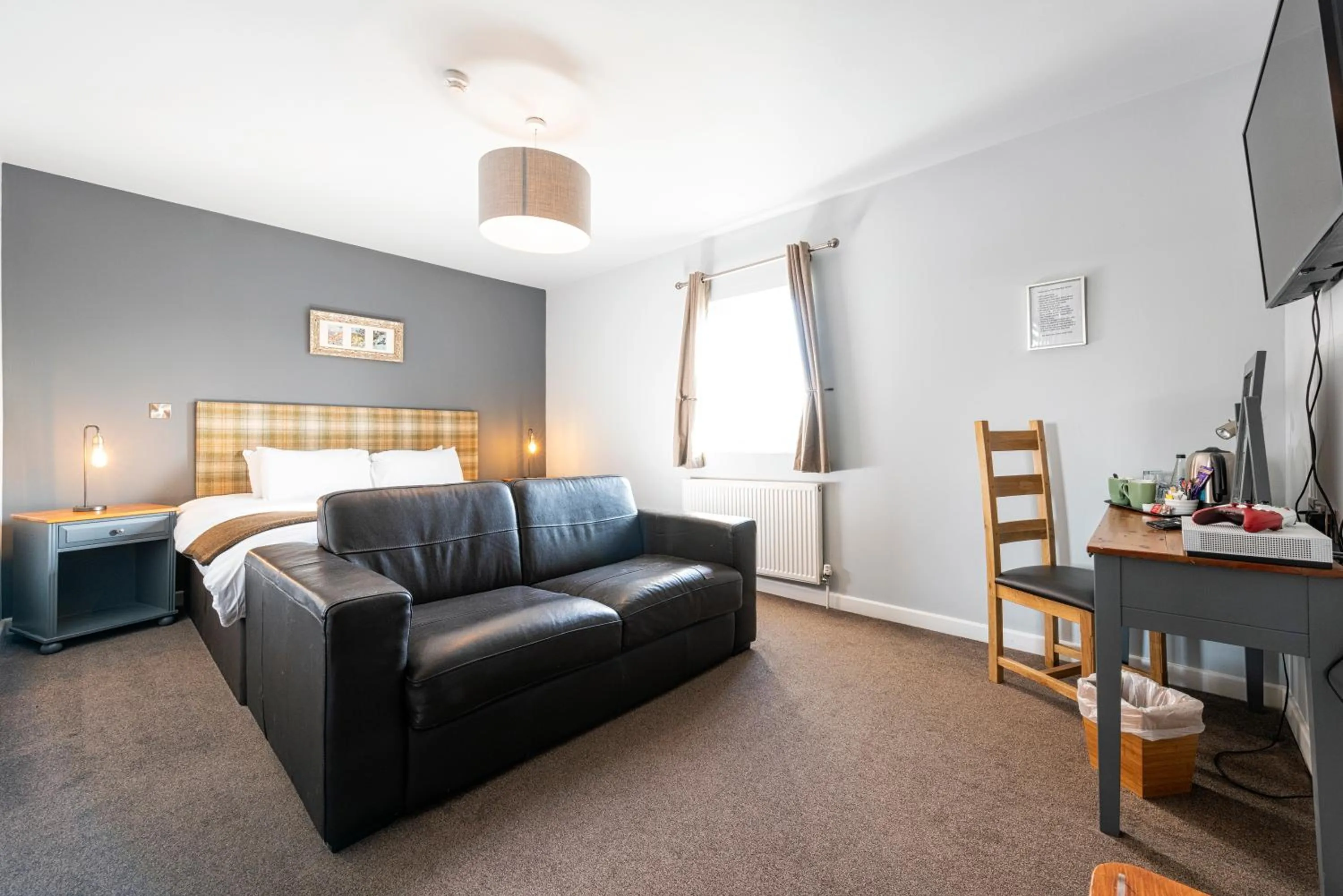 Photo of the whole room, Bed in Staunton Arms