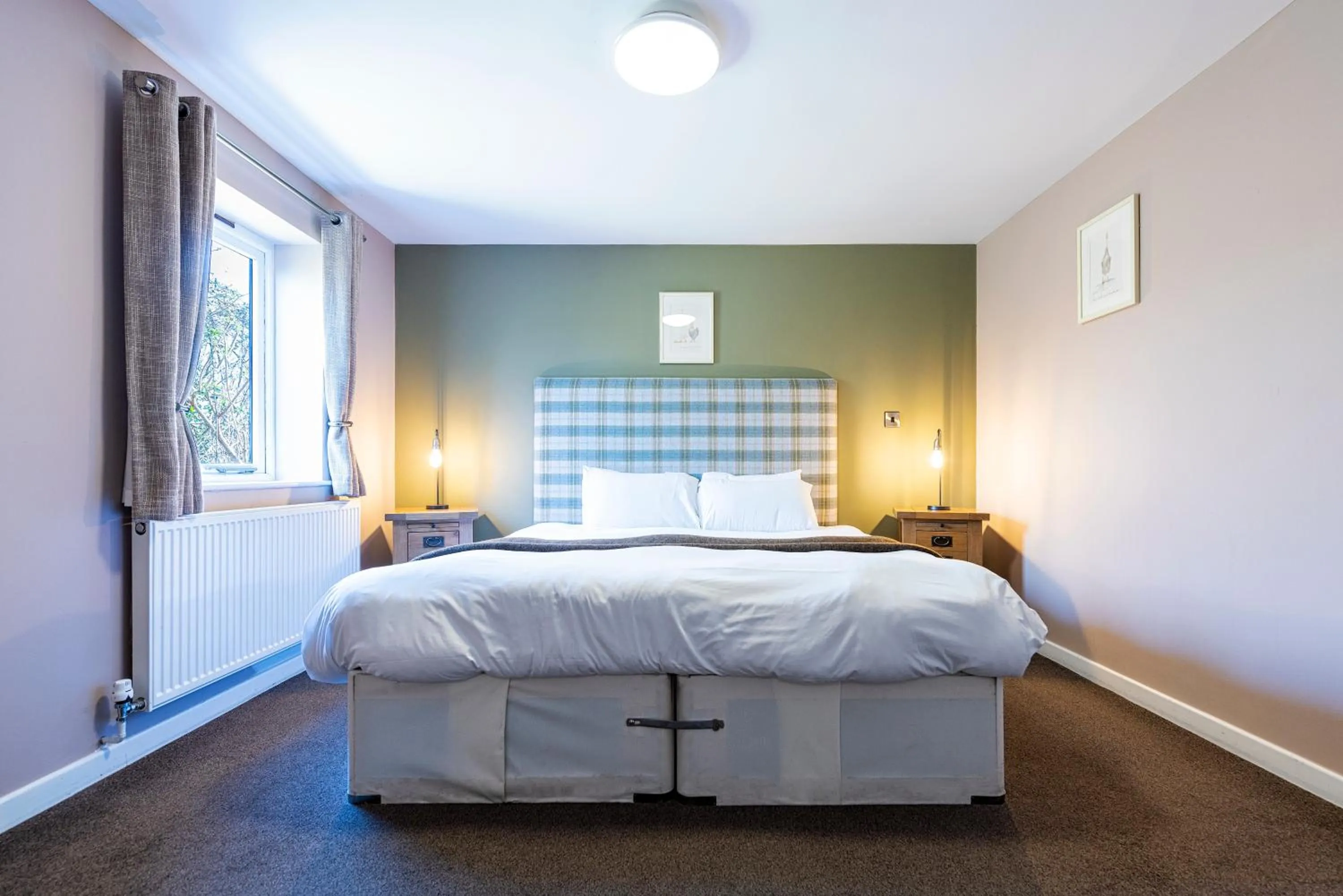 Photo of the whole room, Bed in Staunton Arms