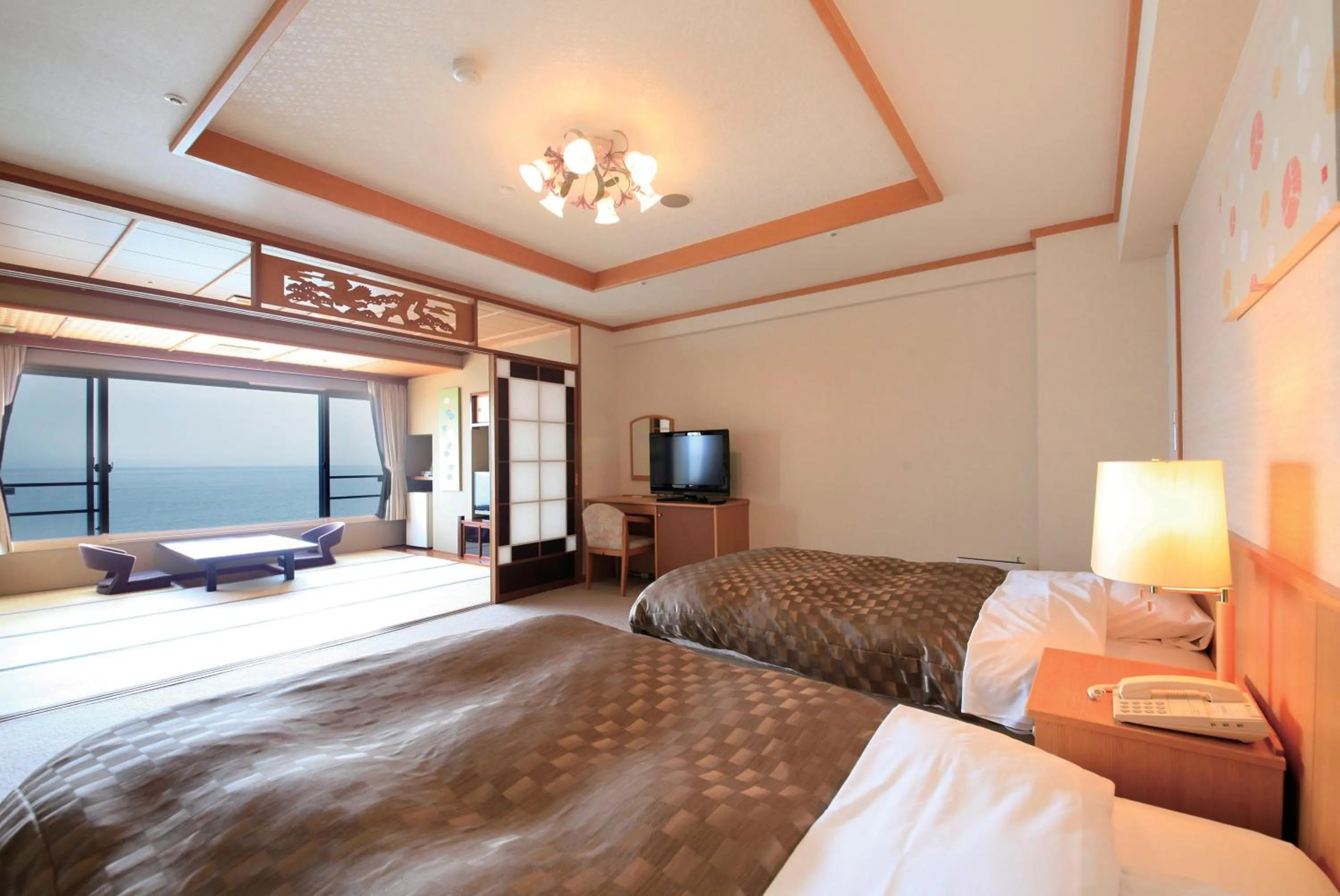 Photo of the whole room, Bed in Heiseikan Shiosaitei Hanatsuki