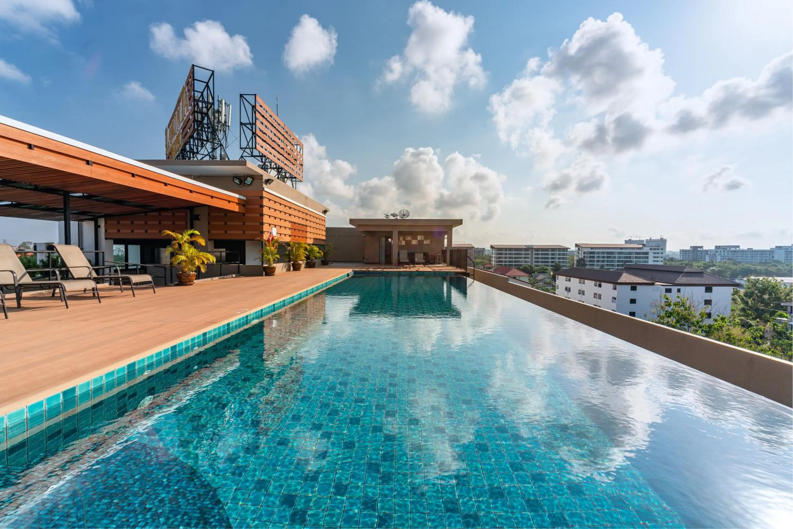 Swimming pool in LawinTa Hotel Pattaya