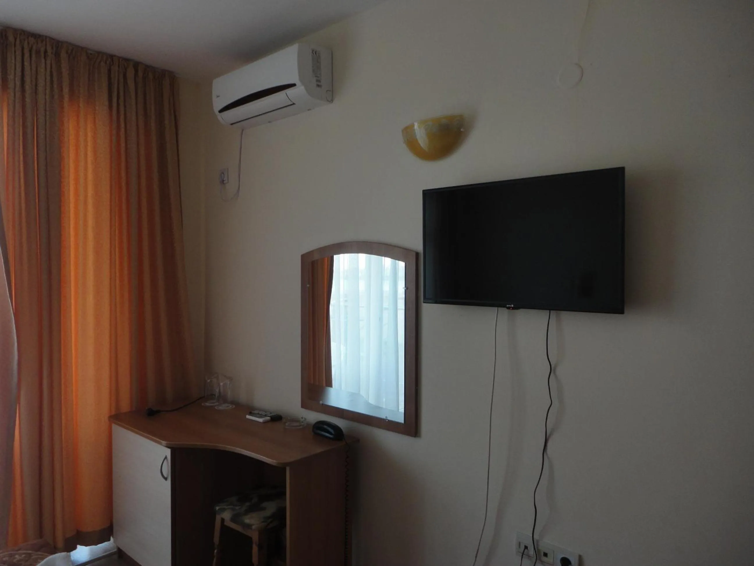 TV and multimedia in Barex Family Hotel