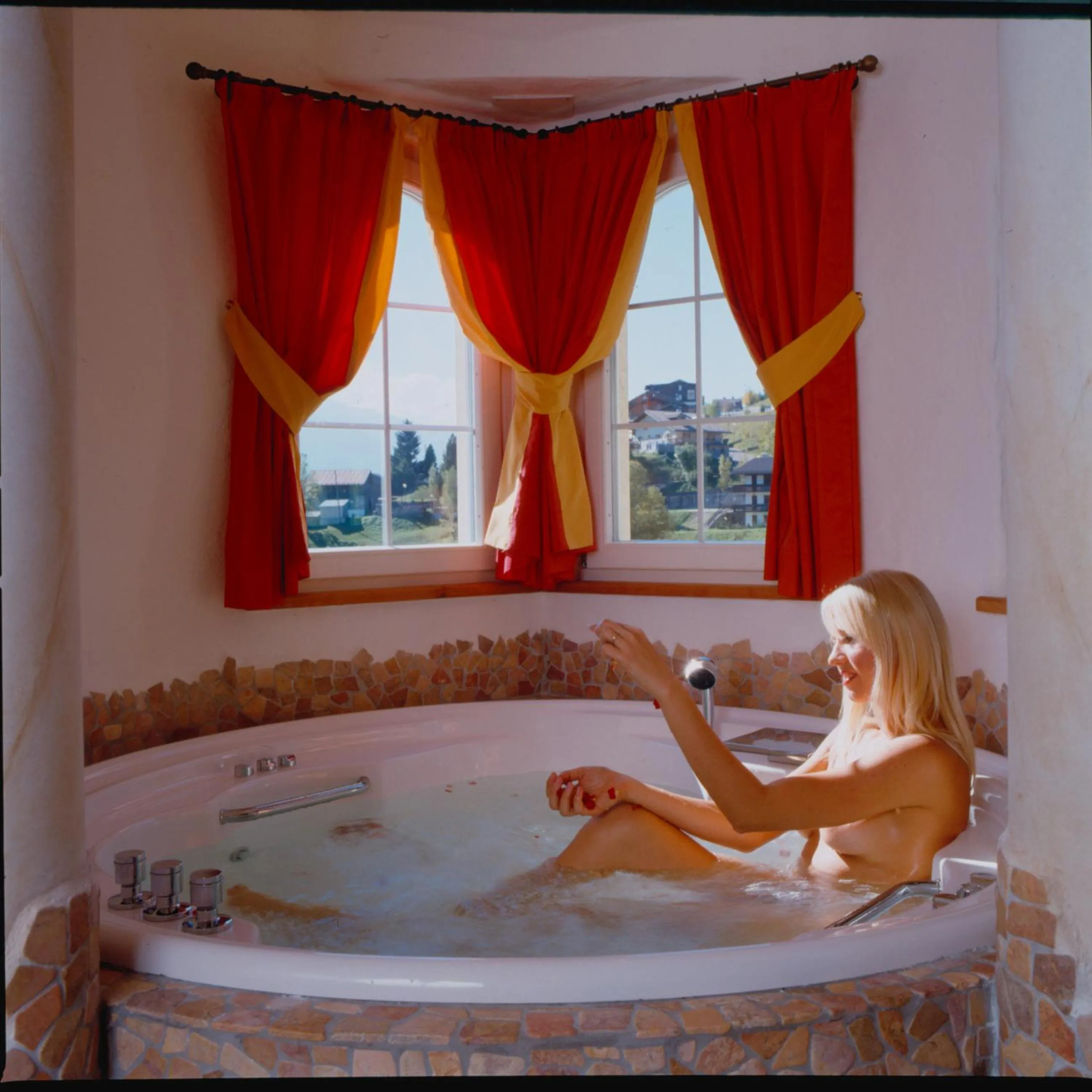 Hot Tub in Nature Wellness Hotel Renato