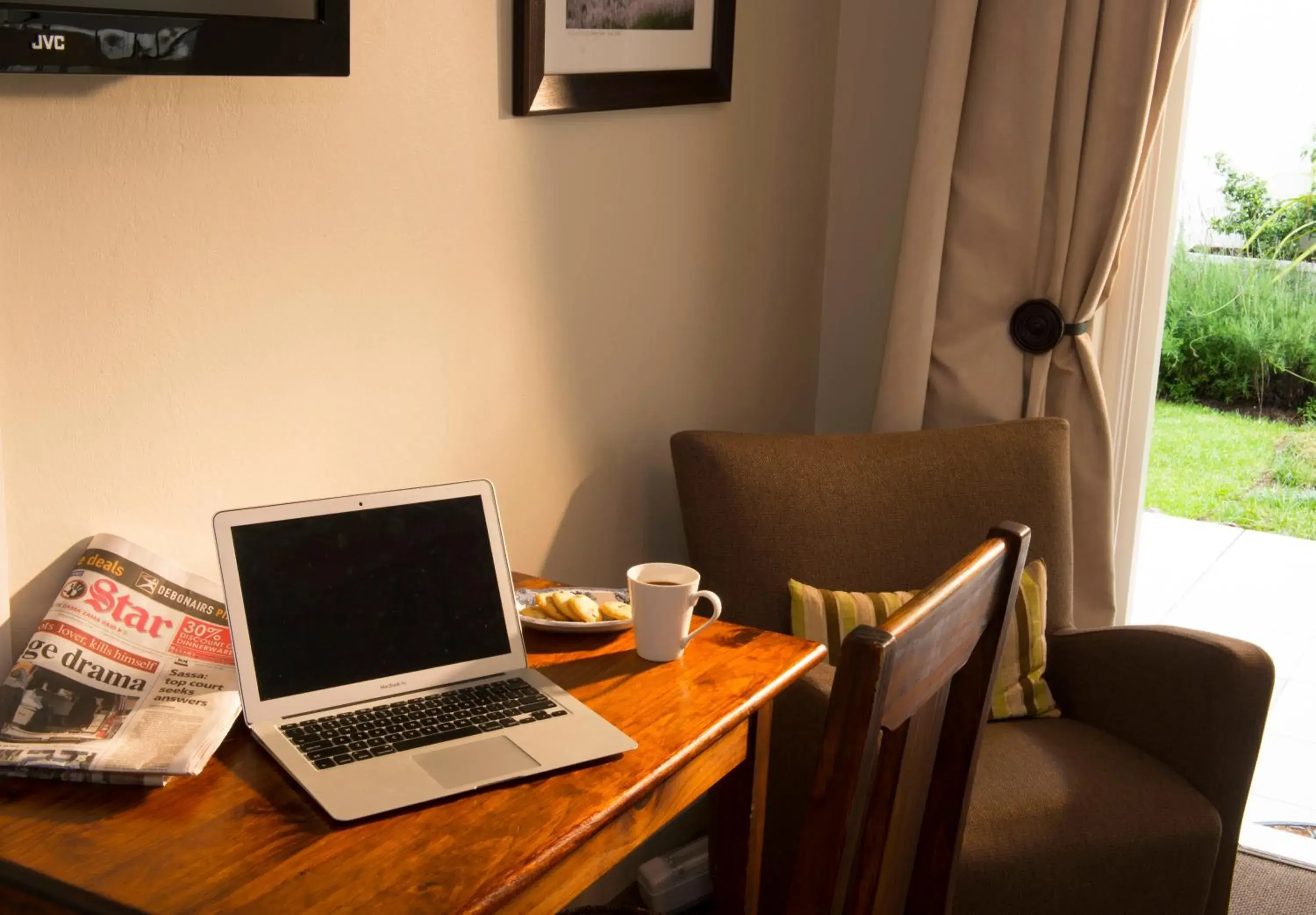 Queen Room with Garden View in The Ashford Queen Room with Garden View in The Ashford
