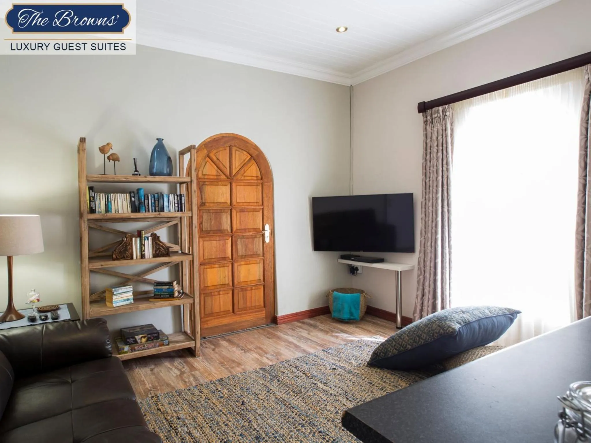 TV and multimedia, Bed in The Browns' Luxury Suites & Cottage