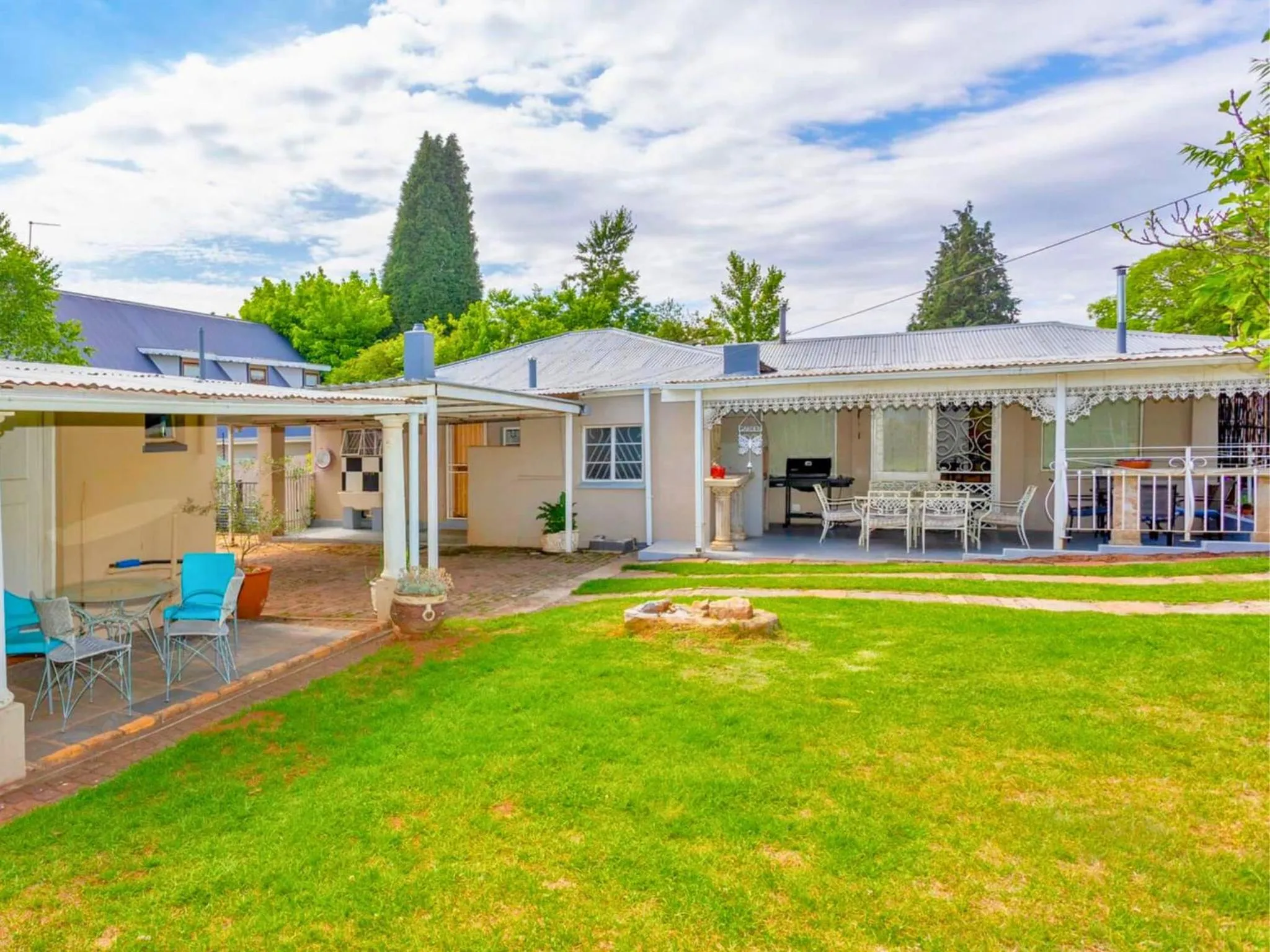 Property building in The Browns' Luxury Suites & Cottage