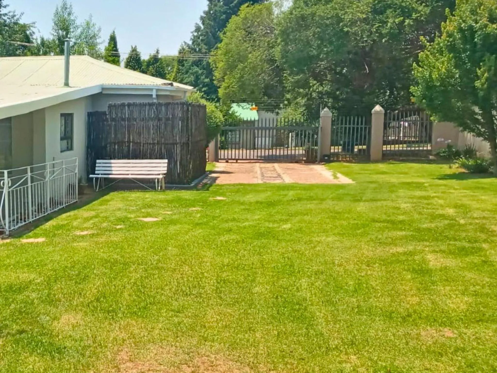 Property building in The Browns' Luxury Suites & Cottage