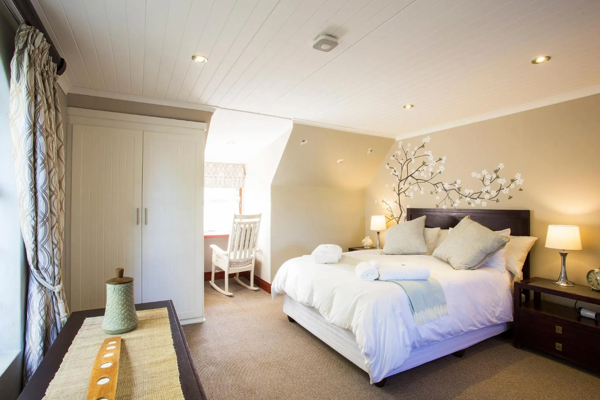 Photo of the whole room, Bed in The Browns' Luxury Suites & Cottage