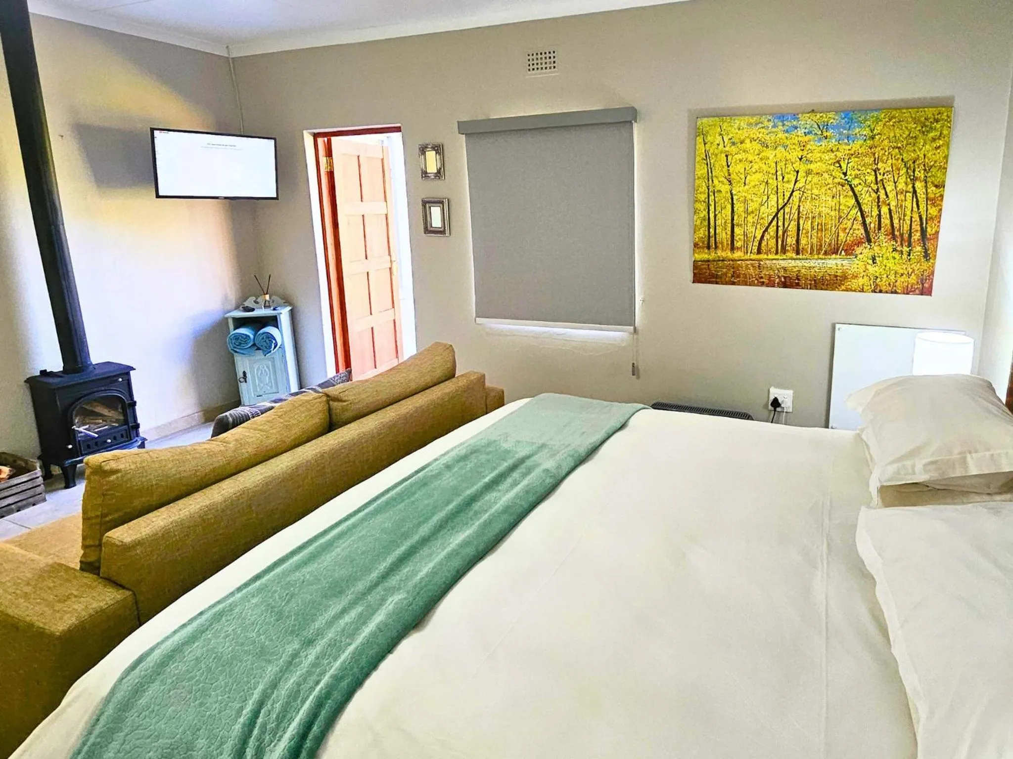 Bed in The Browns' Luxury Suites & Cottage