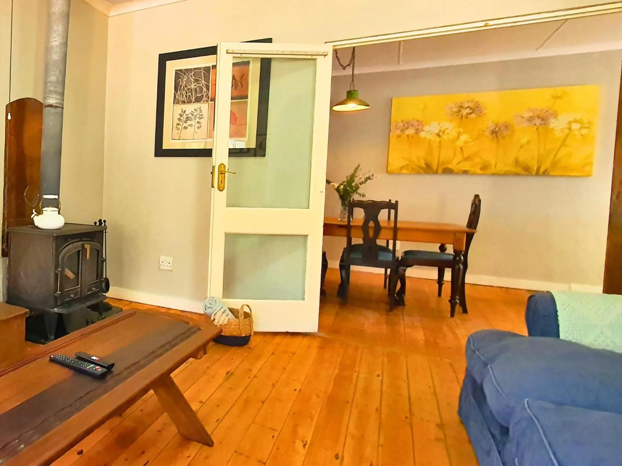 Lounge or bar in The Browns' Luxury Suites & Cottage