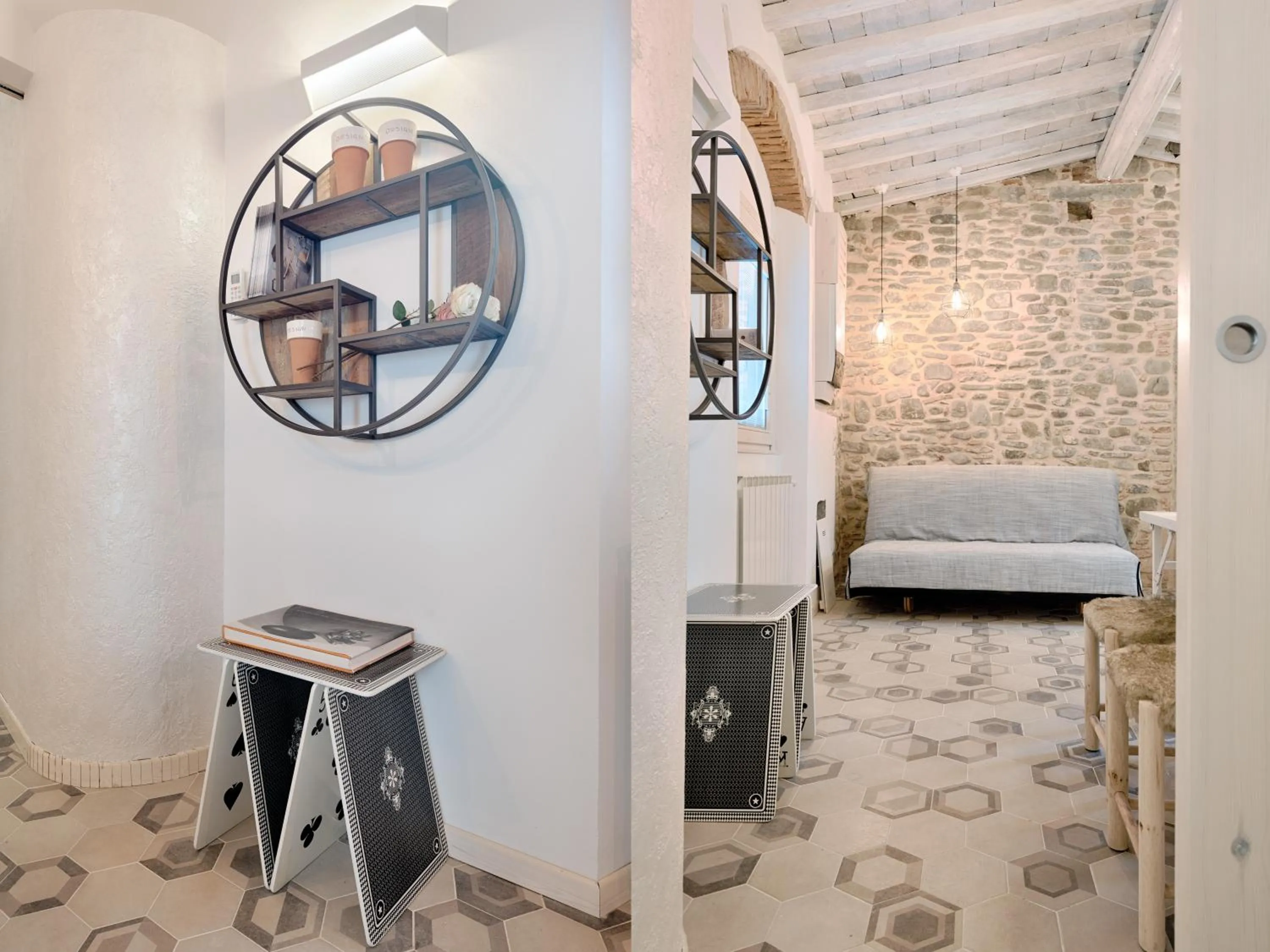 Seating area, Bed in Giglio Oro by Mmega