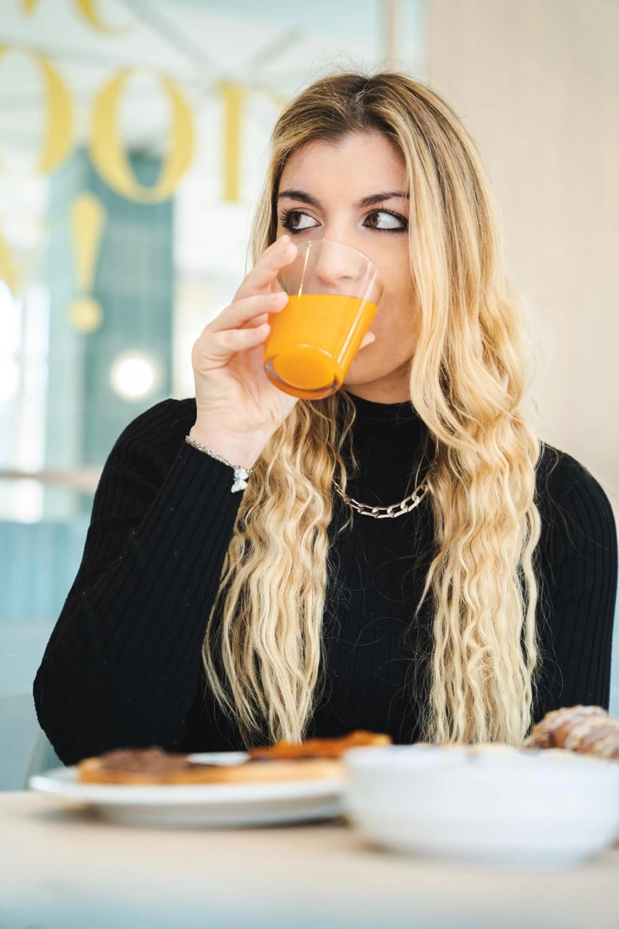 Restaurant/places to eat in Unique Hotel