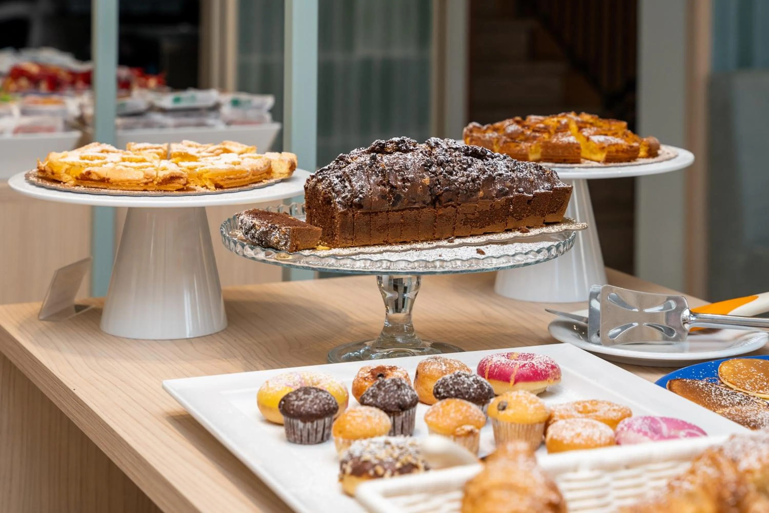 Restaurant/places to eat in Unique Hotel