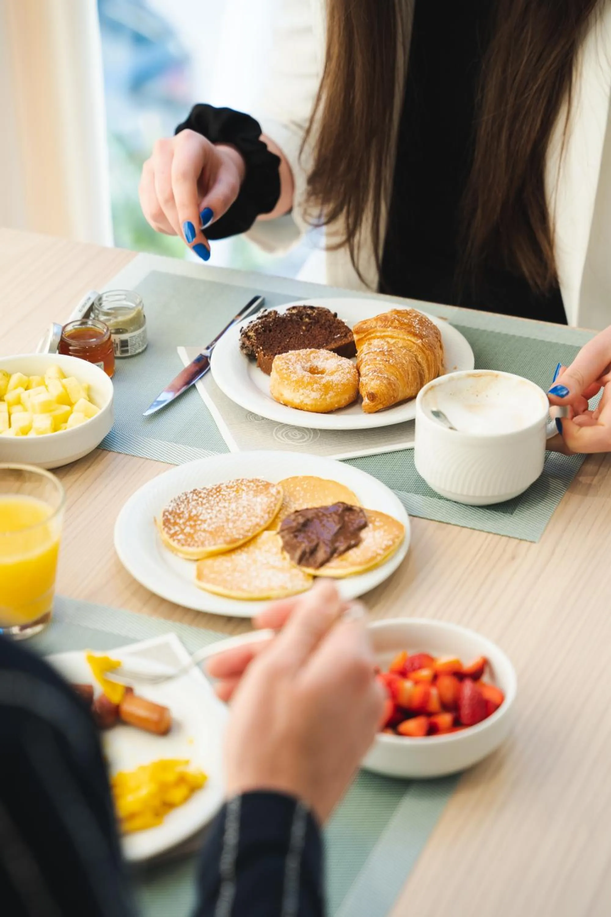 Restaurant/places to eat in Unique Hotel