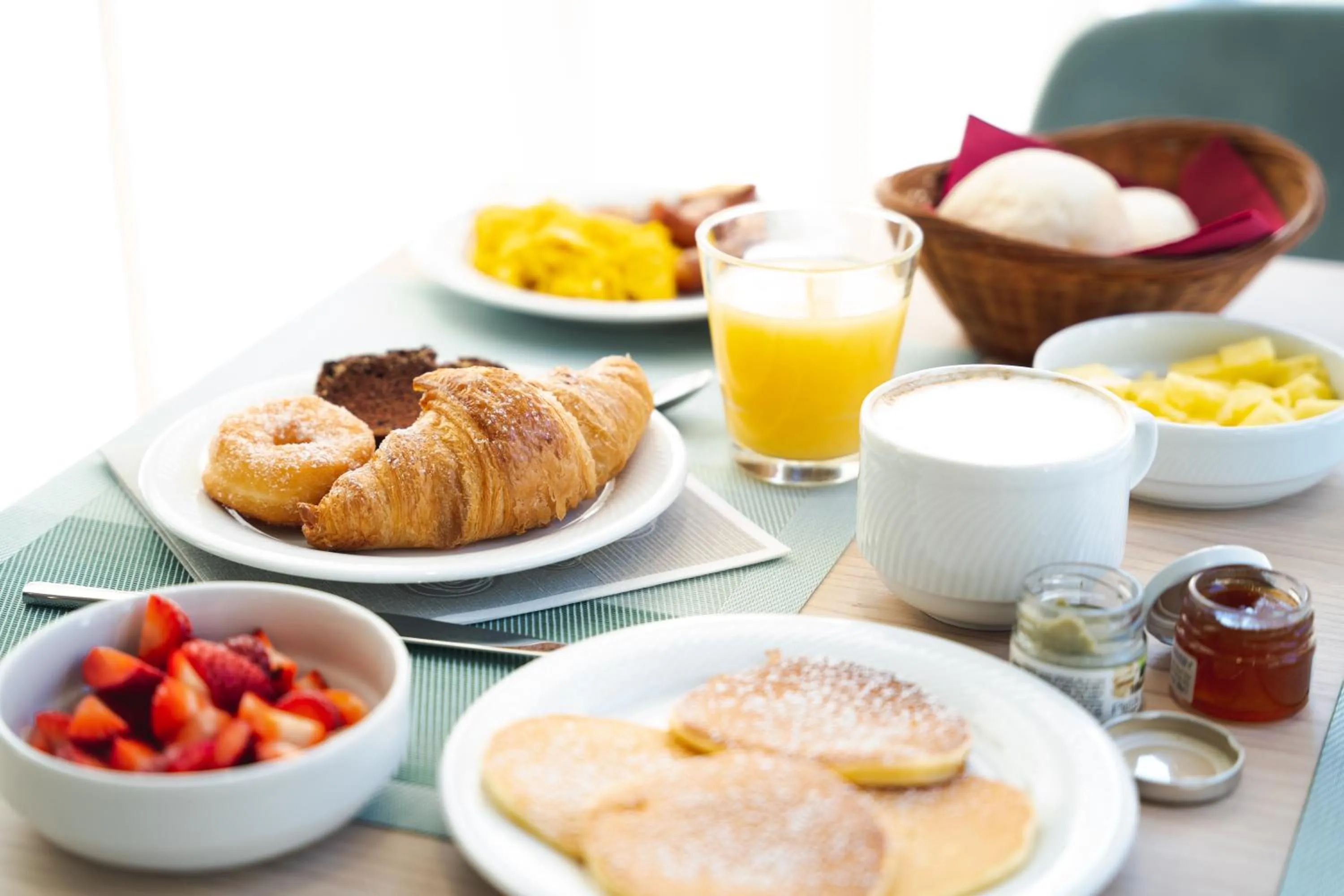 Restaurant/places to eat in Unique Hotel