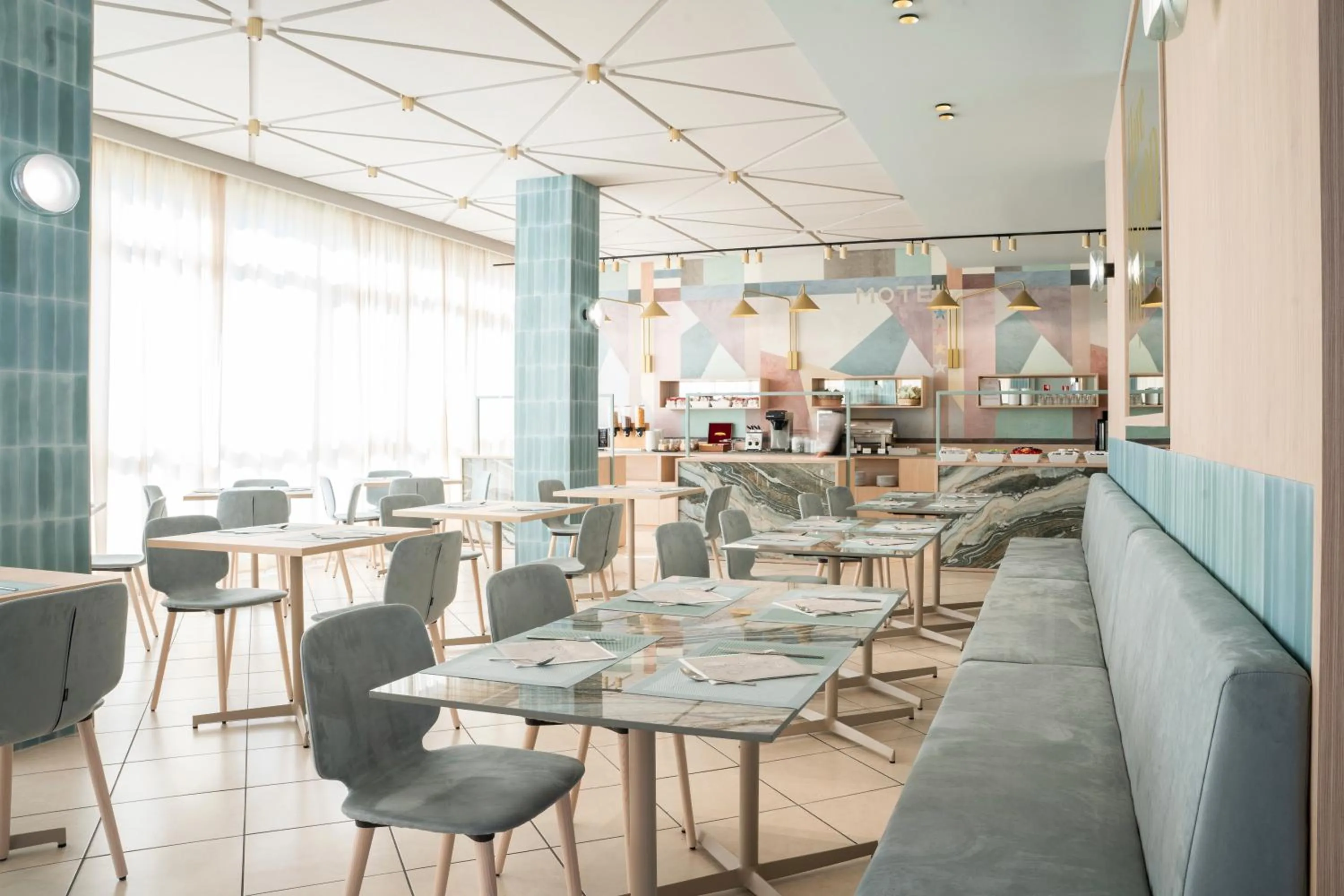 Restaurant/places to eat in Unique Hotel