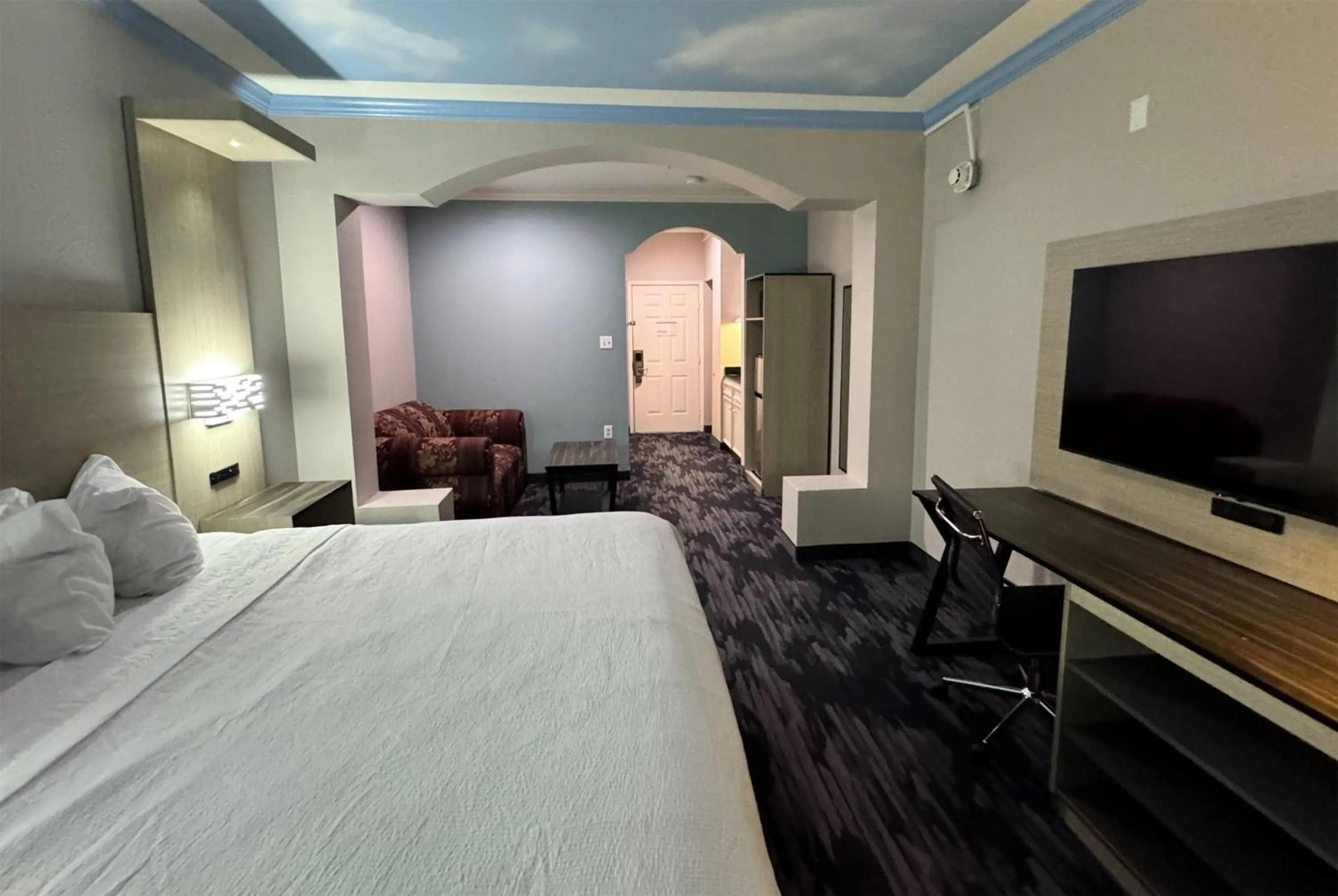 Photo of the whole room, Bed in Baymont by Wyndham Texas City