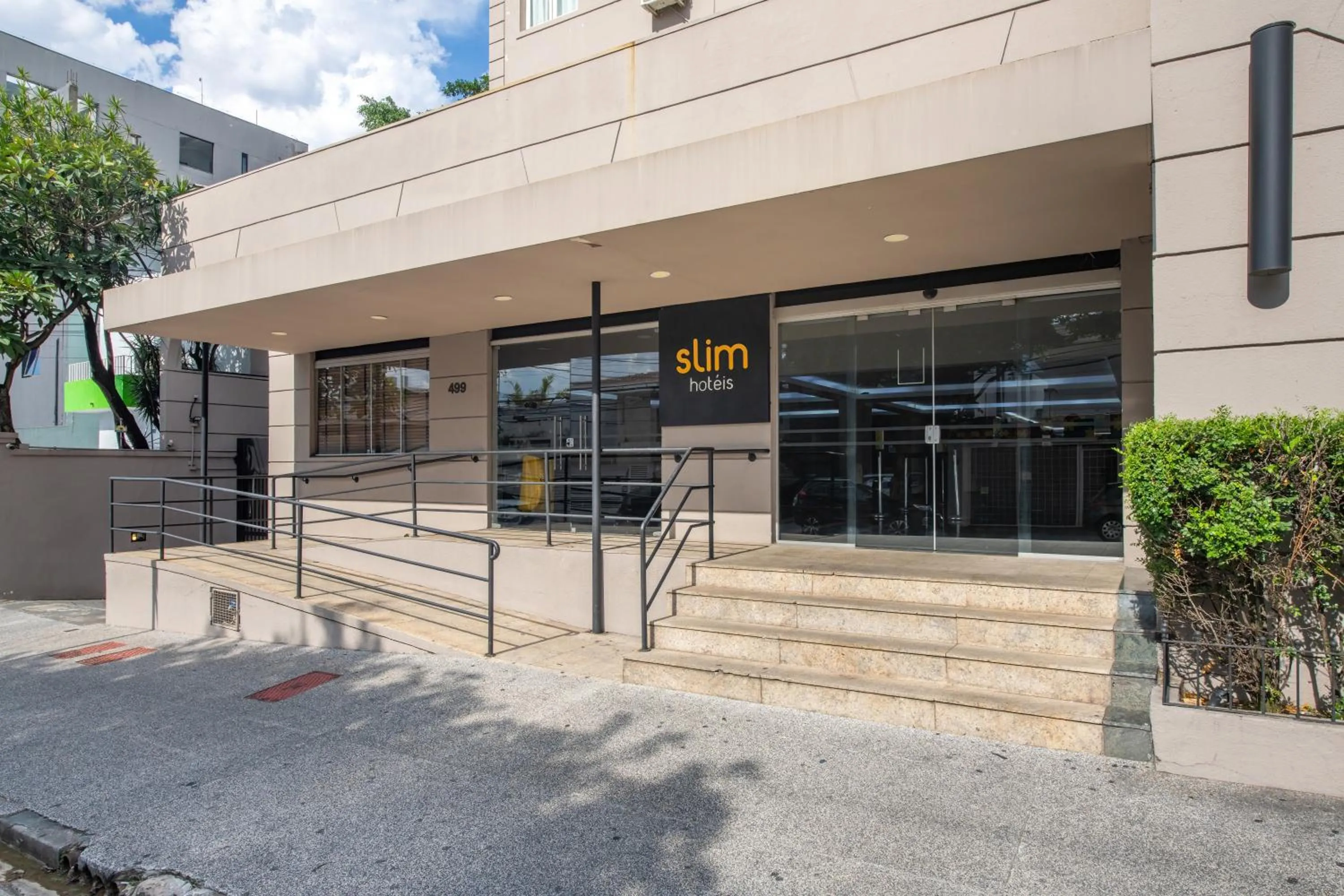 Facade/entrance in Slim Hotel São Paulo Congonhas